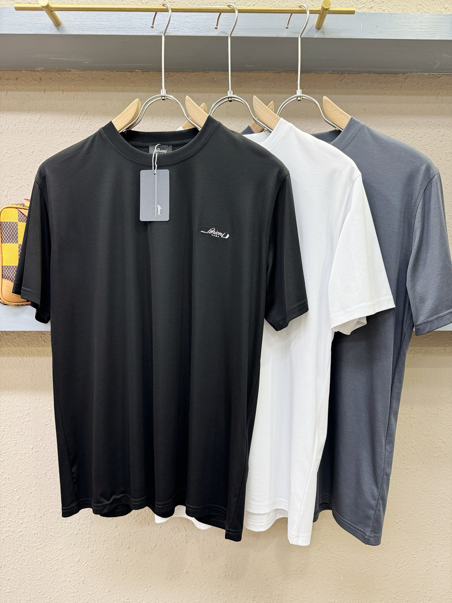 Brioni 布里奥尼 顶级品质 2026新品短袖！原版定制面料，手感柔软。顶级进口私货，时尚设计潮流短