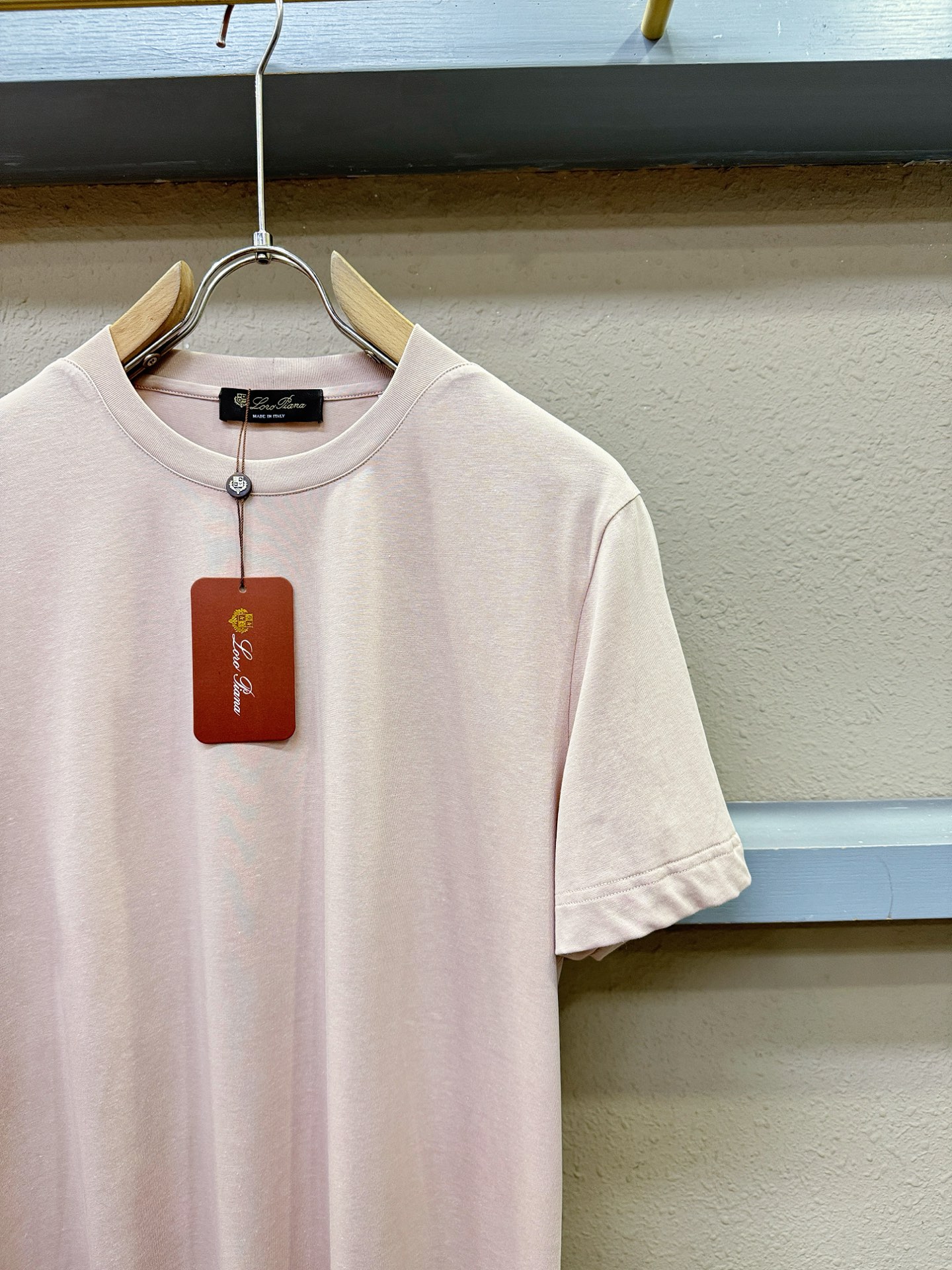 Loro Piana诺悠翩雅 顶级品质 2026新品短袖！面料采用麻料与桑蚕丝结合。手感柔软。顶级进口私