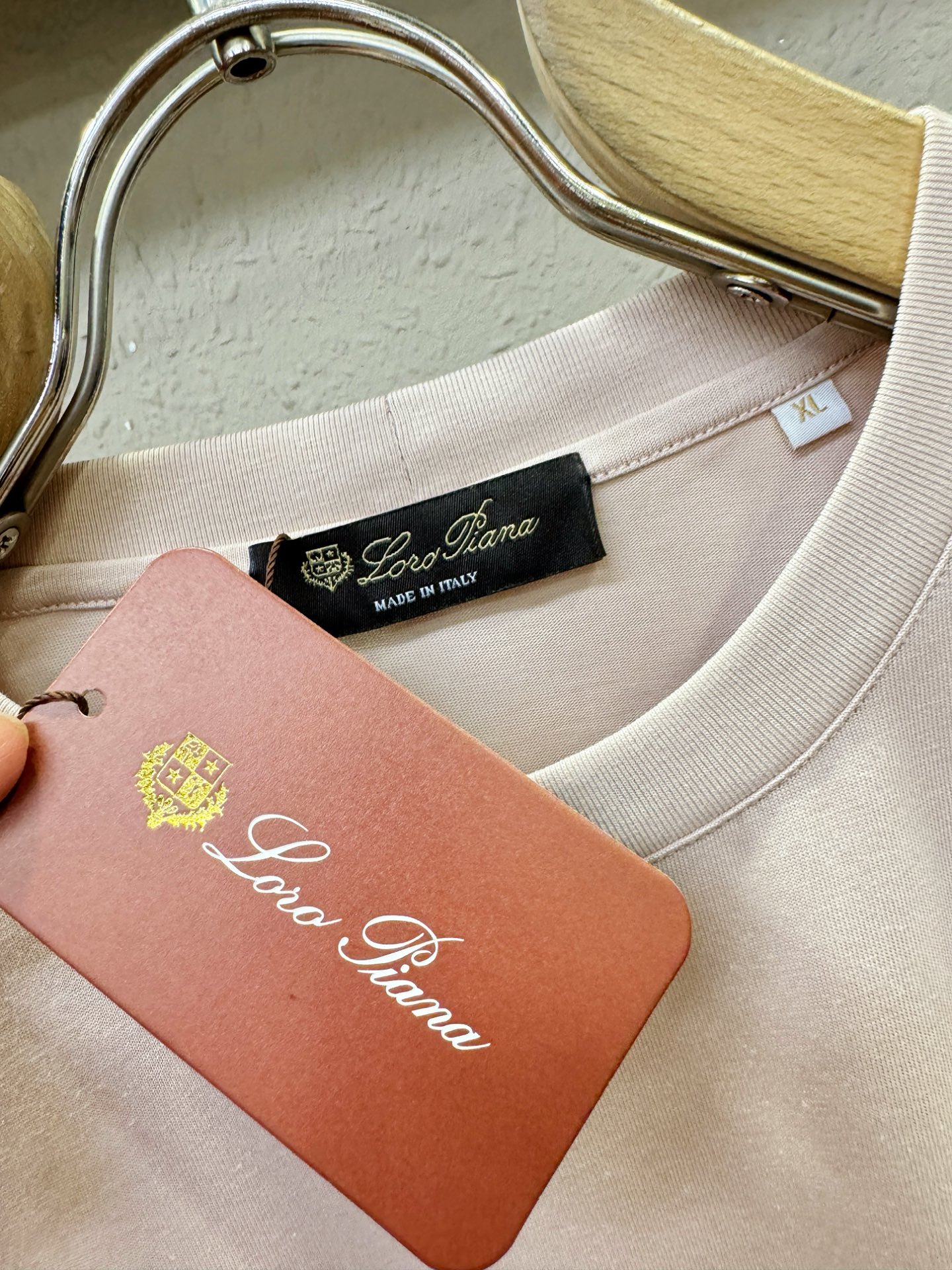 Loro Piana诺悠翩雅 顶级品质 2026新品短袖！面料采用麻料与桑蚕丝结合。手感柔软。顶级进口私