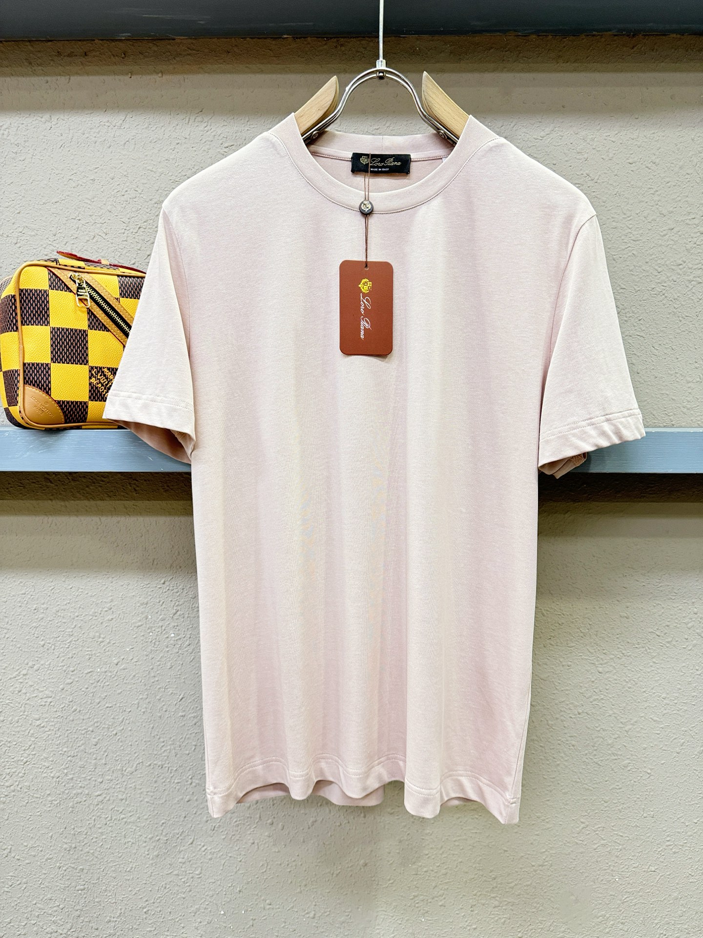 Loro Piana诺悠翩雅 顶级品质 2026新品短袖！面料采用麻料与桑蚕丝结合。手感柔软。顶级进口私