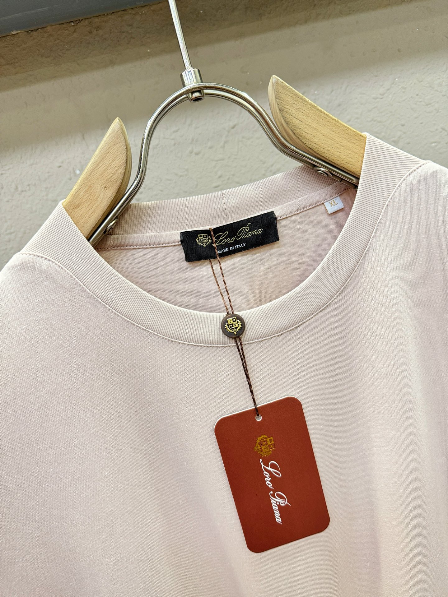 Loro Piana诺悠翩雅 顶级品质 2026新品短袖！面料采用麻料与桑蚕丝结合。手感柔软。顶级进口私