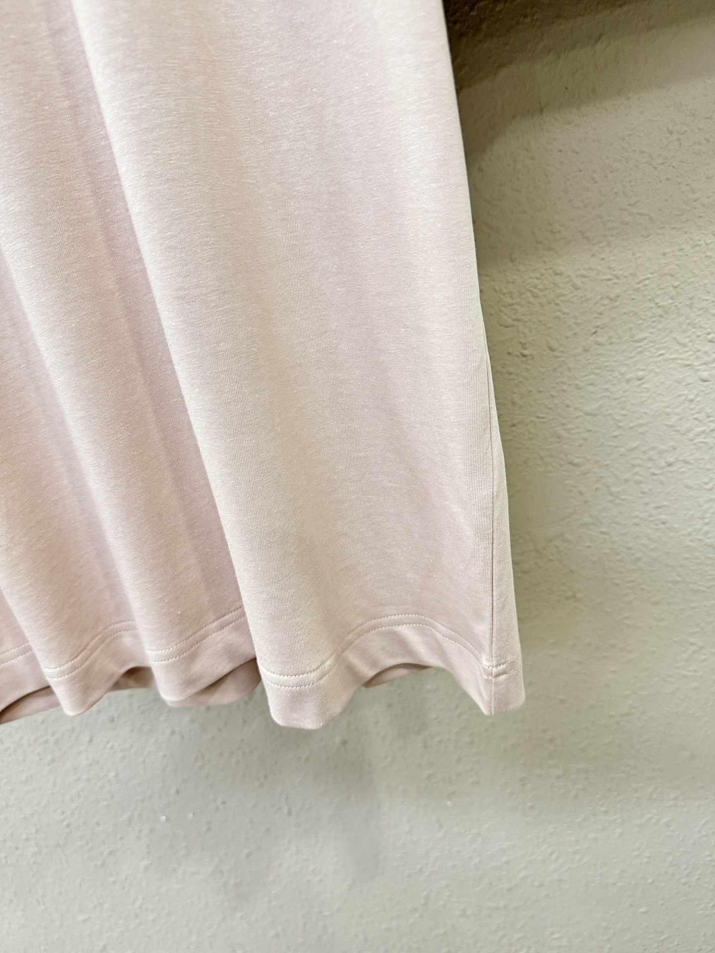 Loro Piana诺悠翩雅 顶级品质 2026新品短袖！面料采用麻料与桑蚕丝结合。手感柔软。顶级进口私