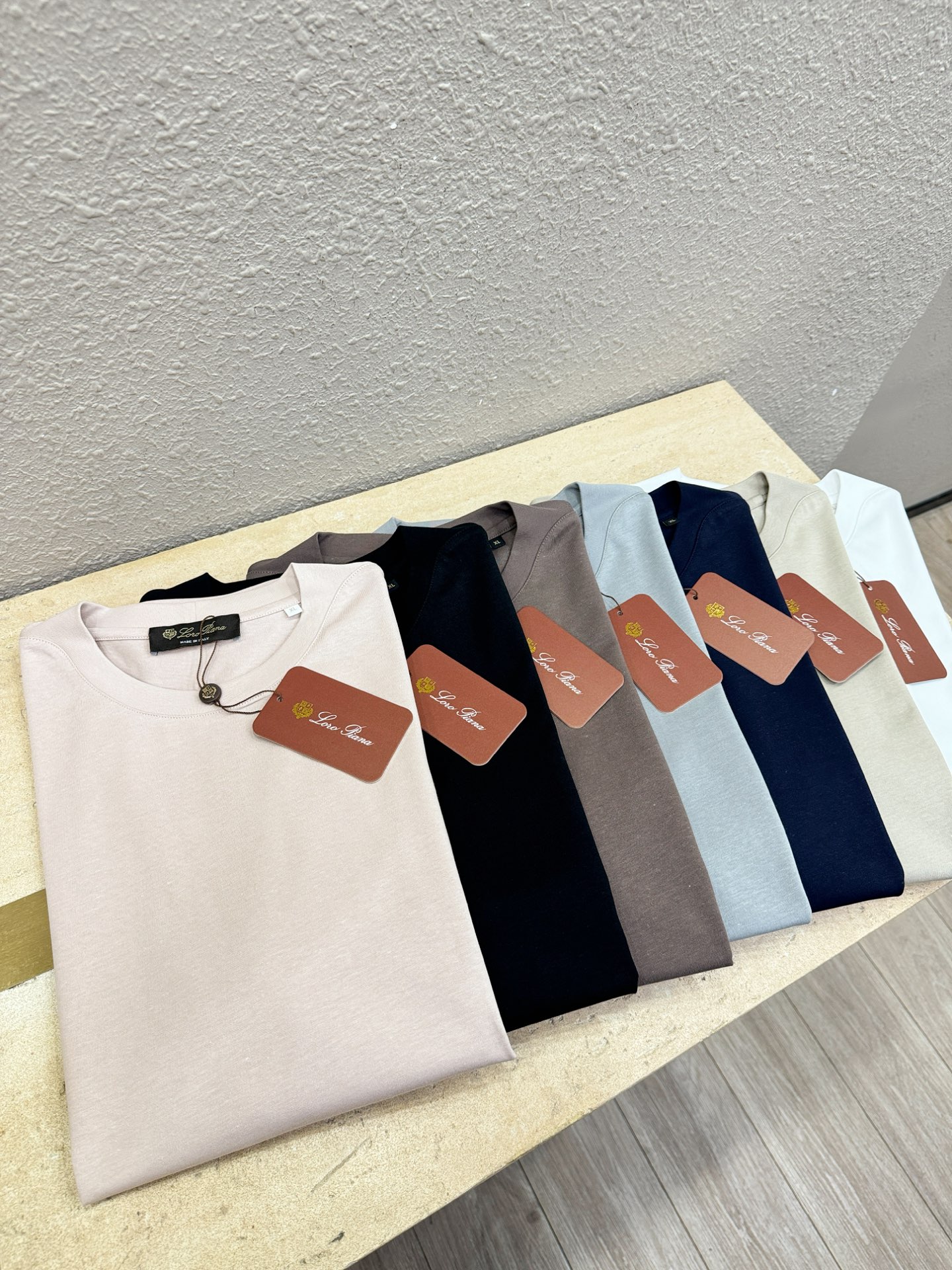 Loro Piana诺悠翩雅 顶级品质 2026新品短袖！面料采用麻料与桑蚕丝结合。手感柔软。顶级进口私