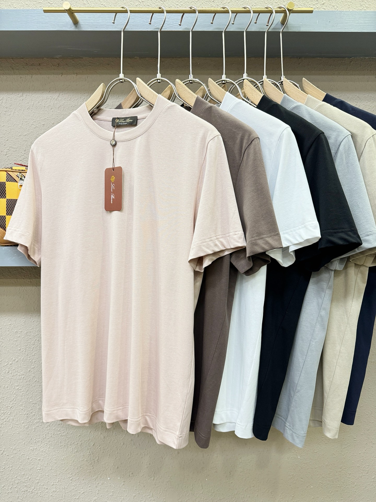 Loro Piana诺悠翩雅 顶级品质 2026新品短袖！面料采用麻料与桑蚕丝结合。手感柔软。顶级进口私