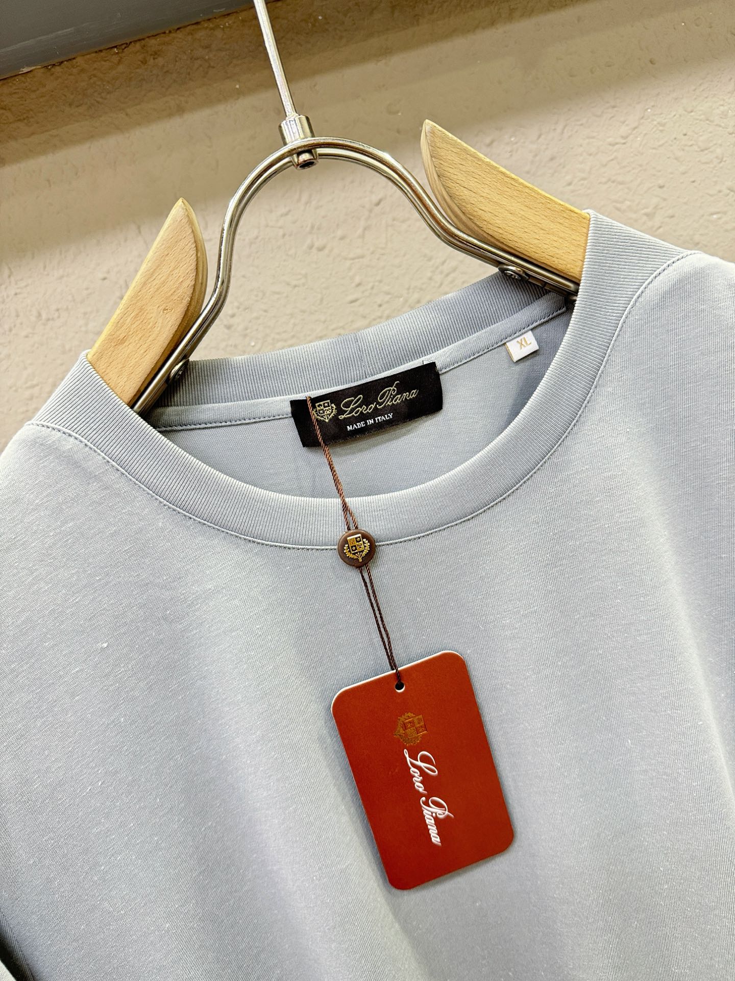 Loro Piana诺悠翩雅 顶级品质 2026新品短袖！面料采用麻料与桑蚕丝结合。手感柔软。顶级进口私