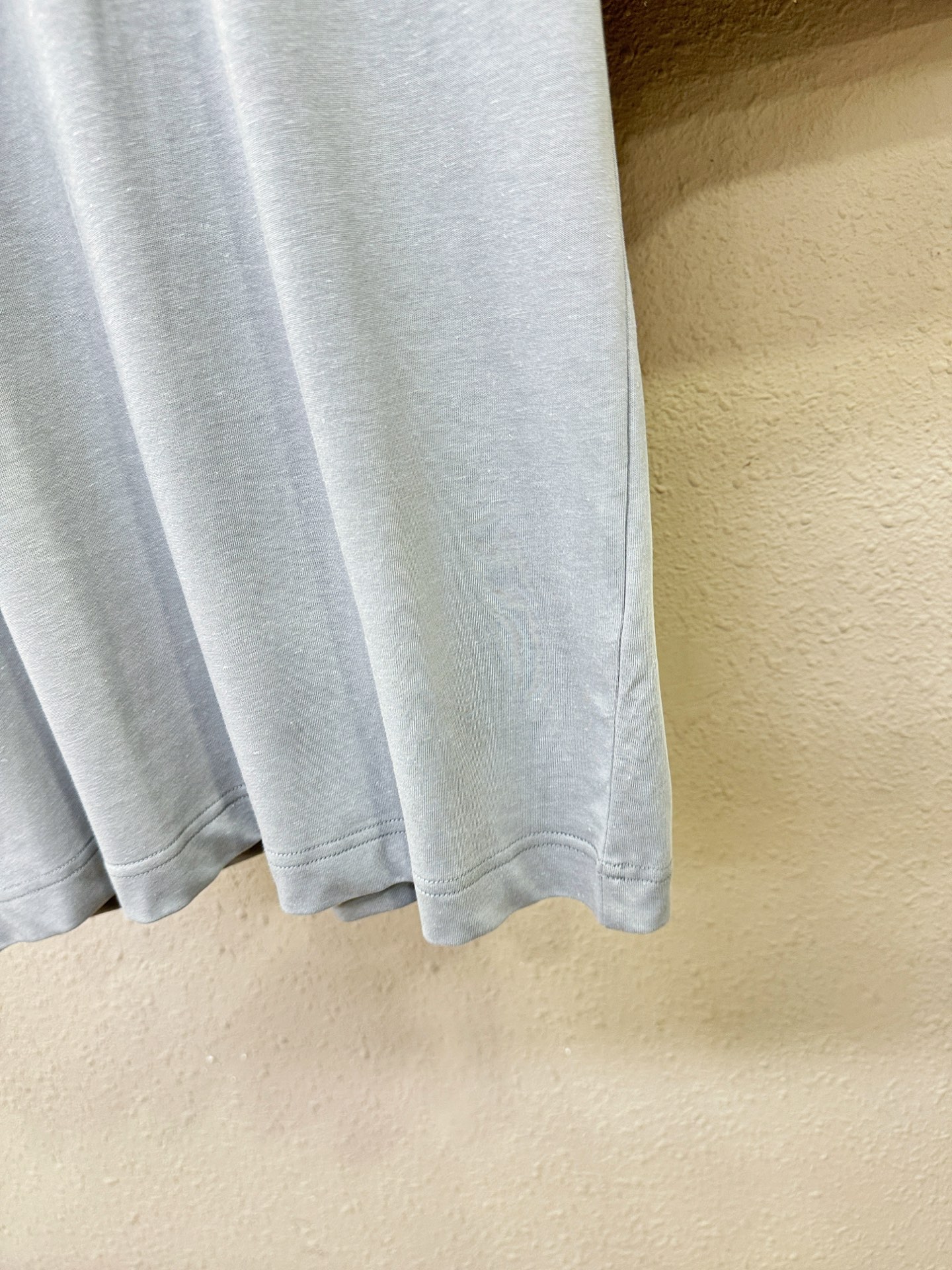 Loro Piana诺悠翩雅 顶级品质 2026新品短袖！面料采用麻料与桑蚕丝结合。手感柔软。顶级进口私