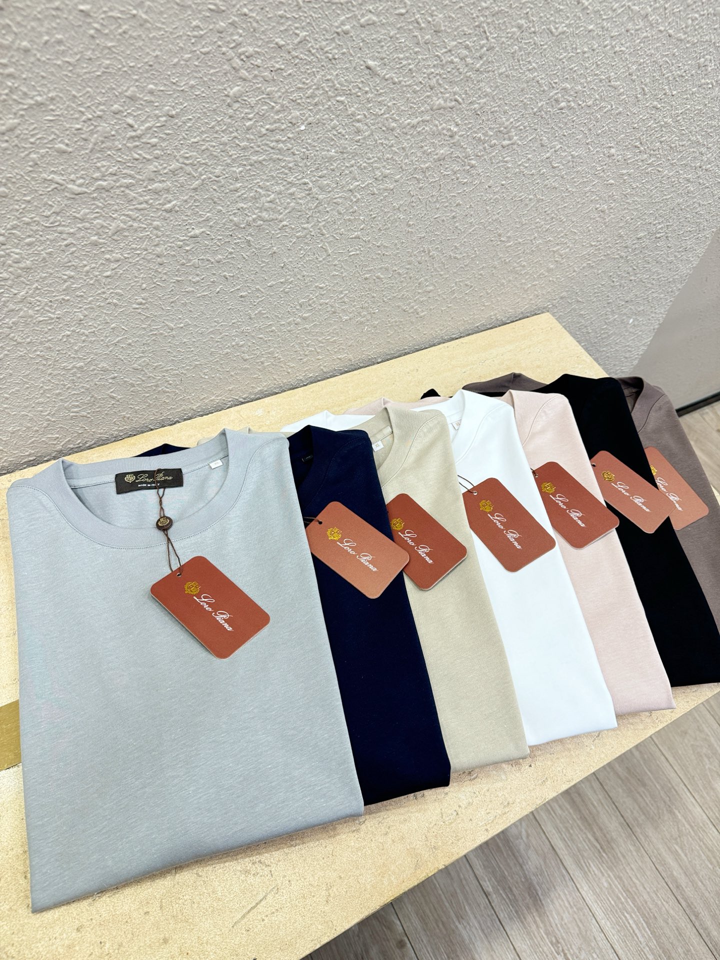 Loro Piana诺悠翩雅 顶级品质 2026新品短袖！面料采用麻料与桑蚕丝结合。手感柔软。顶级进口私