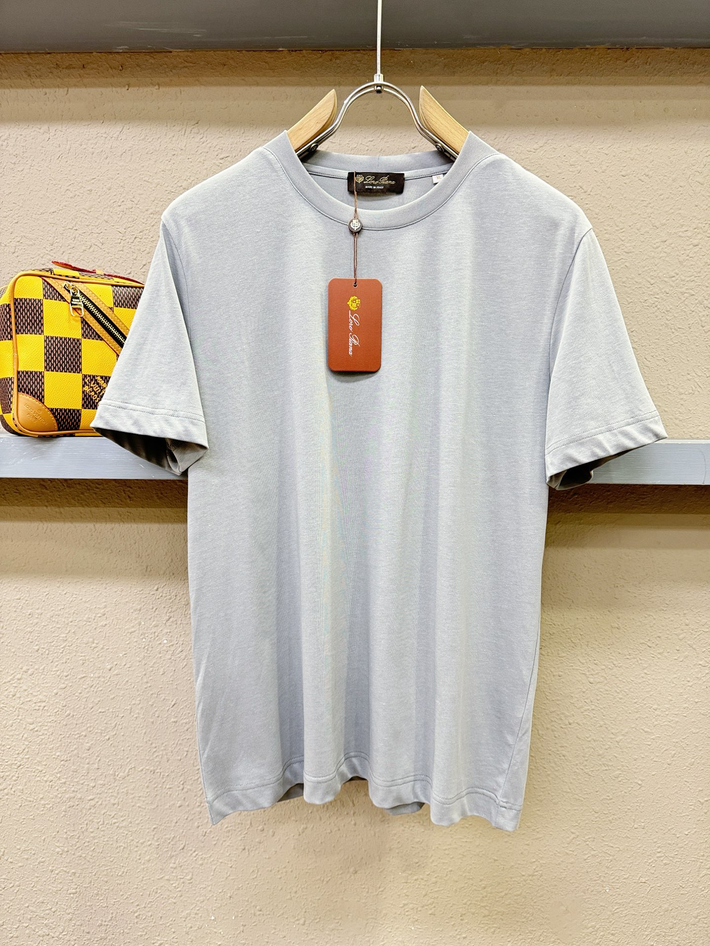 Loro Piana诺悠翩雅 顶级品质 2026新品短袖！面料采用麻料与桑蚕丝结合。手感柔软。顶级进口私