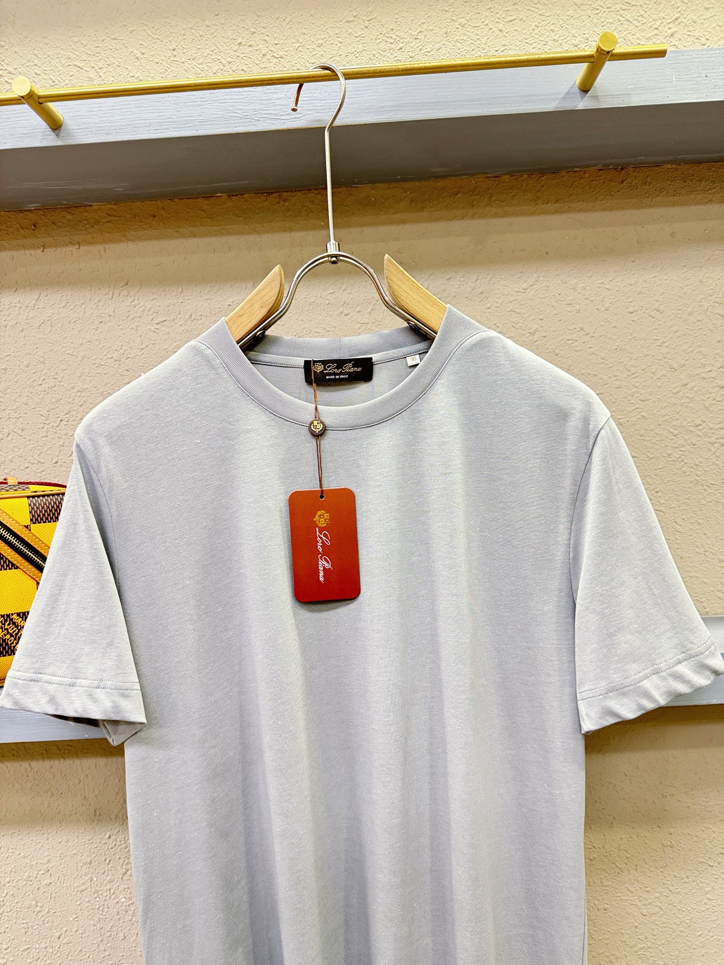 Loro Piana诺悠翩雅 顶级品质 2026新品短袖！面料采用麻料与桑蚕丝结合。手感柔软。顶级进口私