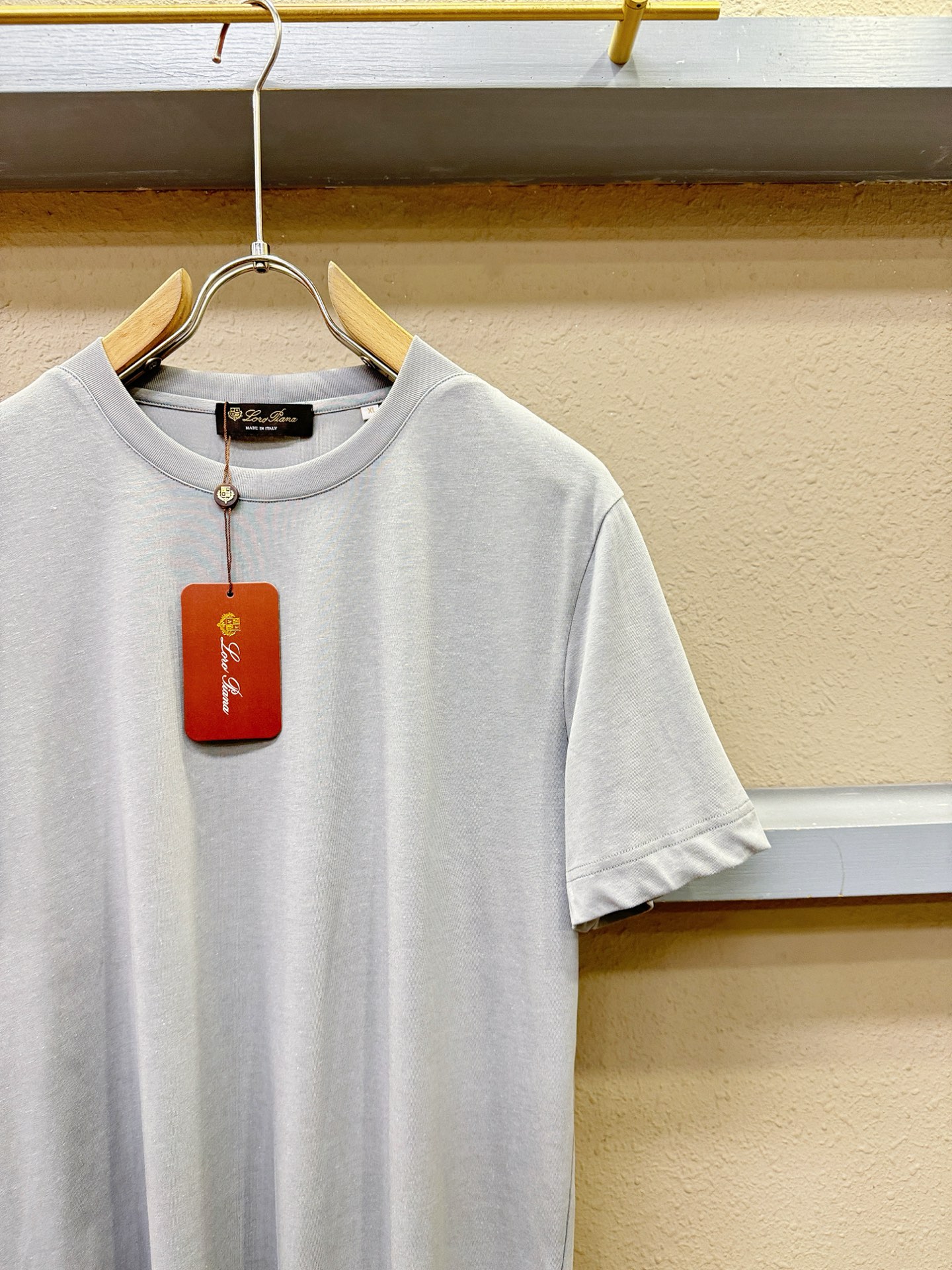 Loro Piana诺悠翩雅 顶级品质 2026新品短袖！面料采用麻料与桑蚕丝结合。手感柔软。顶级进口私