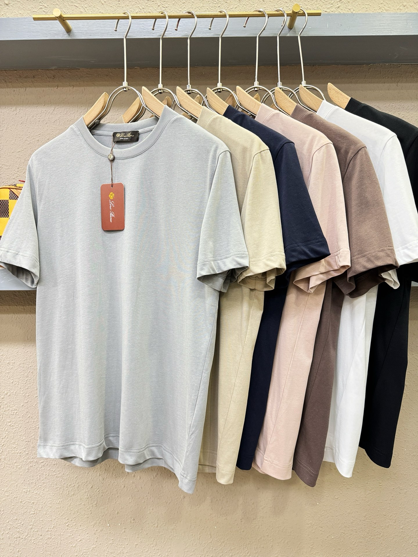 Loro Piana诺悠翩雅 顶级品质 2026新品短袖！面料采用麻料与桑蚕丝结合。手感柔软。顶级进口私