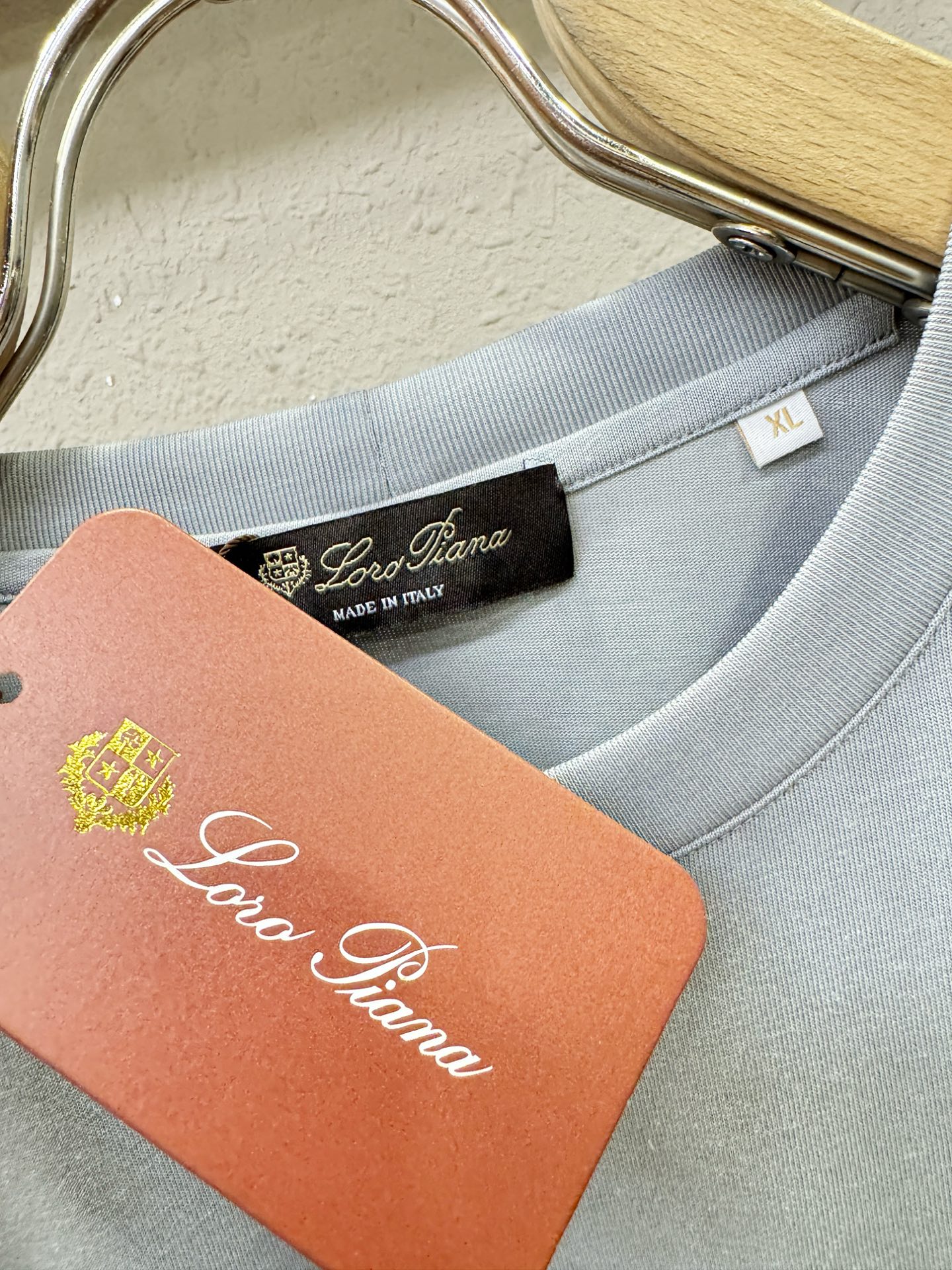 Loro Piana诺悠翩雅 顶级品质 2026新品短袖！面料采用麻料与桑蚕丝结合。手感柔软。顶级进口私