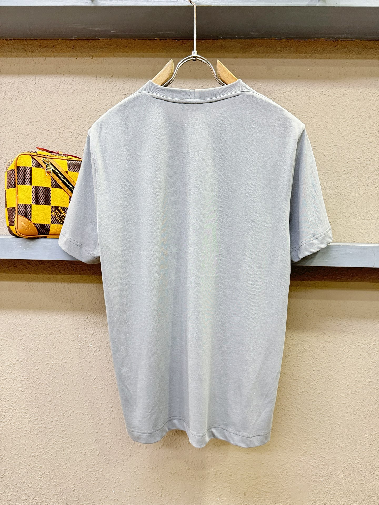 Loro Piana诺悠翩雅 顶级品质 2026新品短袖！面料采用麻料与桑蚕丝结合。手感柔软。顶级进口私