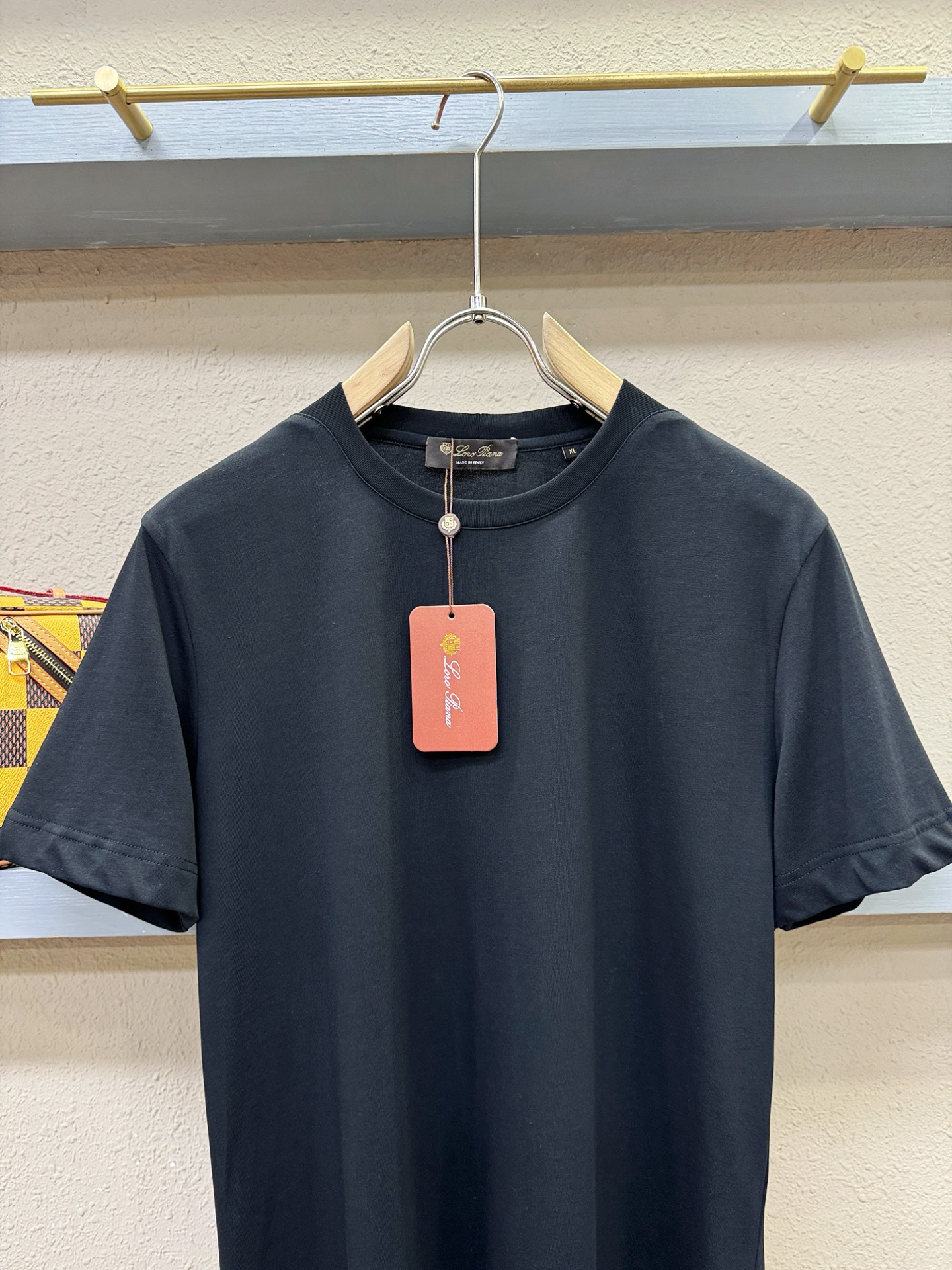 Loro Piana诺悠翩雅 顶级品质 2026新品短袖！面料采用麻料与桑蚕丝结合。手感柔软。顶级进口私