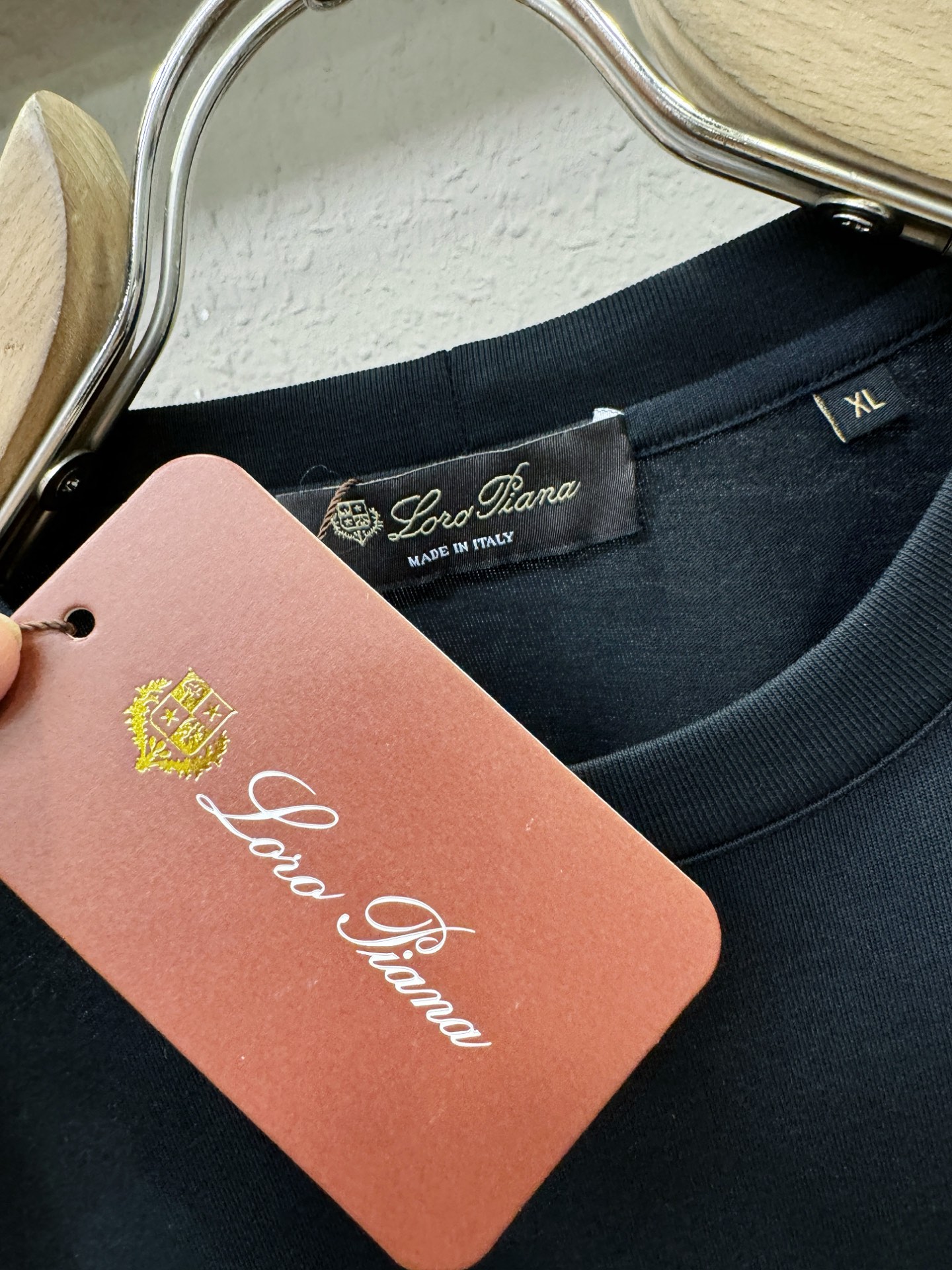 Loro Piana诺悠翩雅 顶级品质 2026新品短袖！面料采用麻料与桑蚕丝结合。手感柔软。顶级进口私