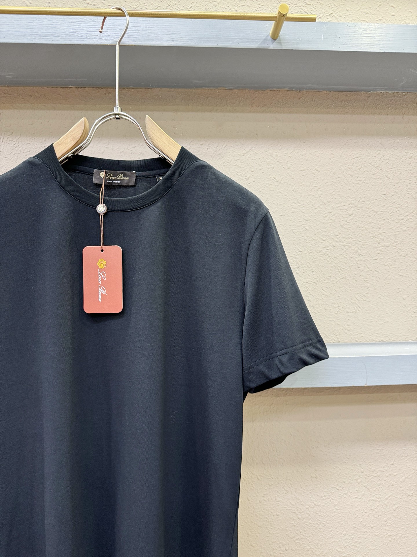 Loro Piana诺悠翩雅 顶级品质 2026新品短袖！面料采用麻料与桑蚕丝结合。手感柔软。顶级进口私