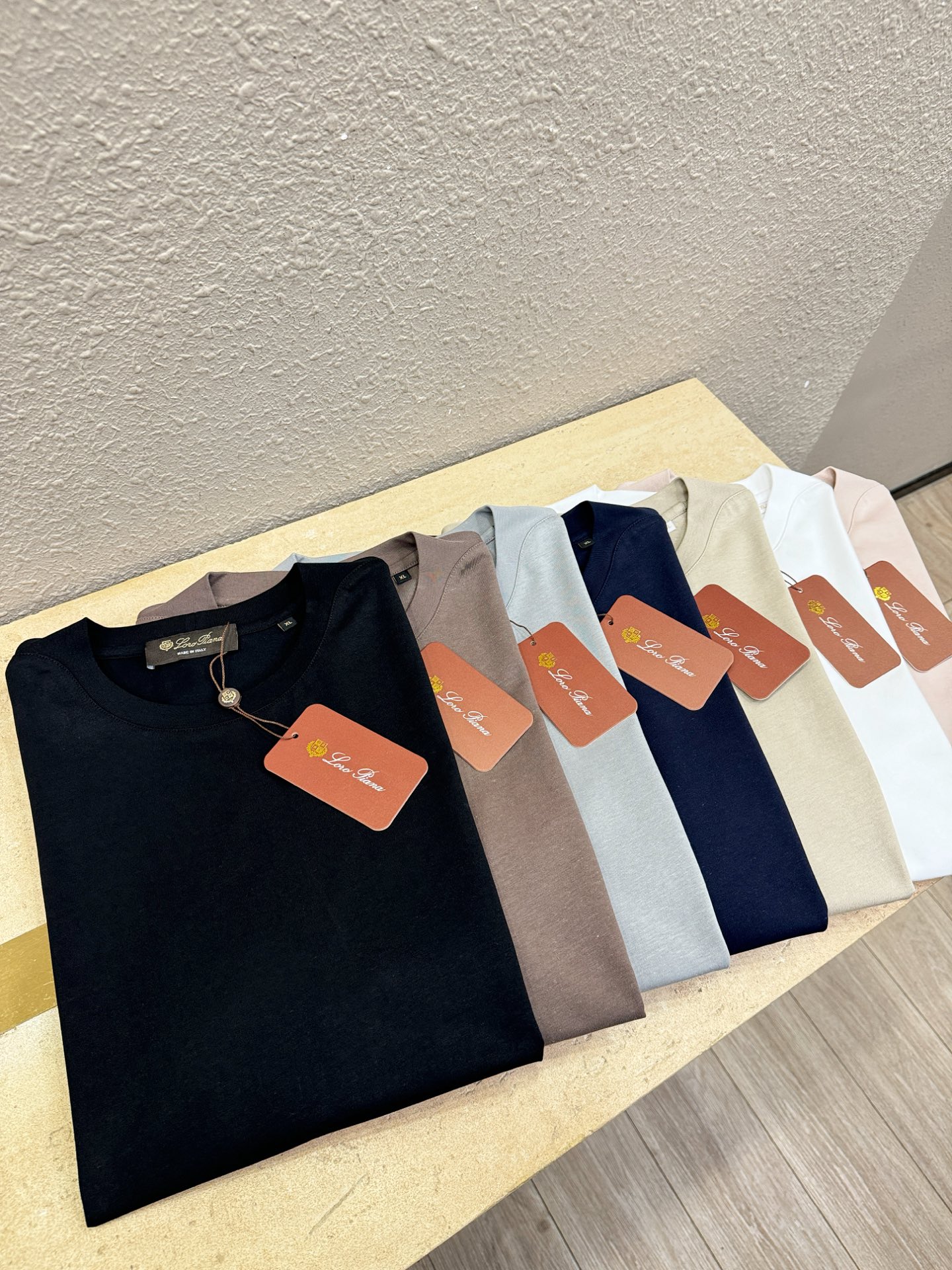 Loro Piana诺悠翩雅 顶级品质 2026新品短袖！面料采用麻料与桑蚕丝结合。手感柔软。顶级进口私