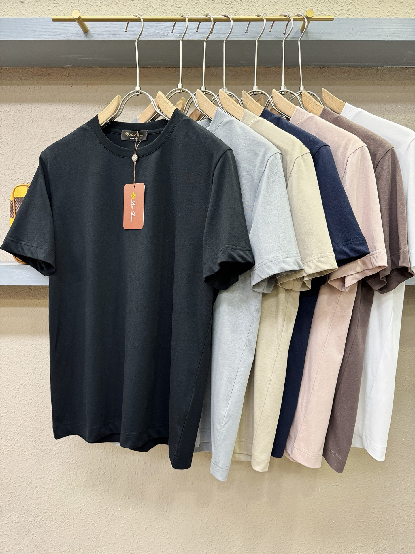 Loro Piana诺悠翩雅 顶级品质 2026新品短袖！面料采用麻料与桑蚕丝结合。手感柔软。顶级进口私