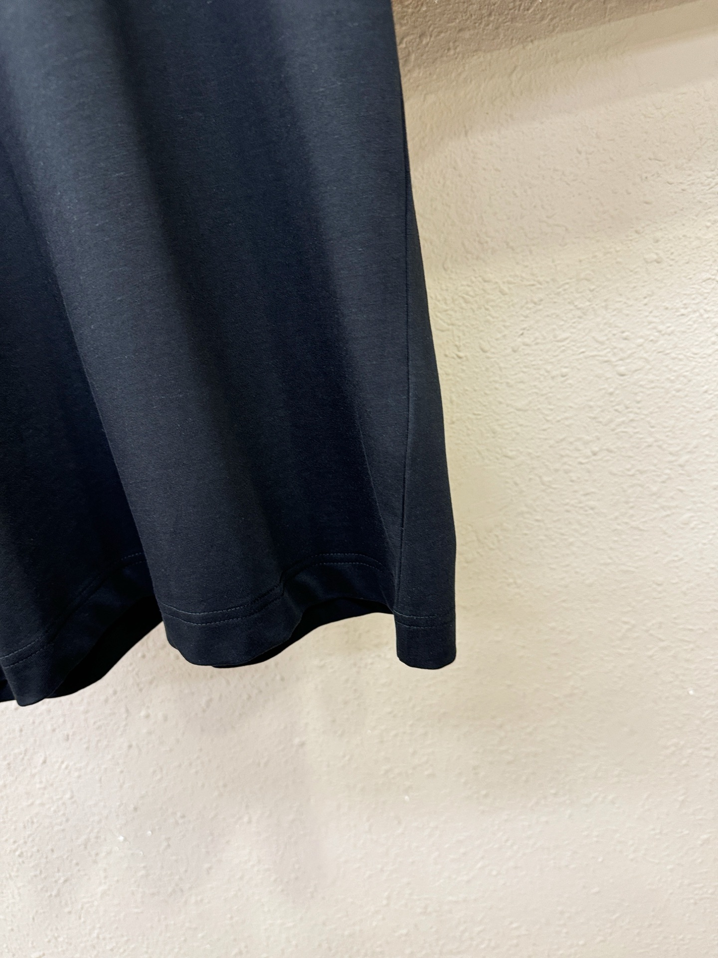 Loro Piana诺悠翩雅 顶级品质 2026新品短袖！面料采用麻料与桑蚕丝结合。手感柔软。顶级进口私