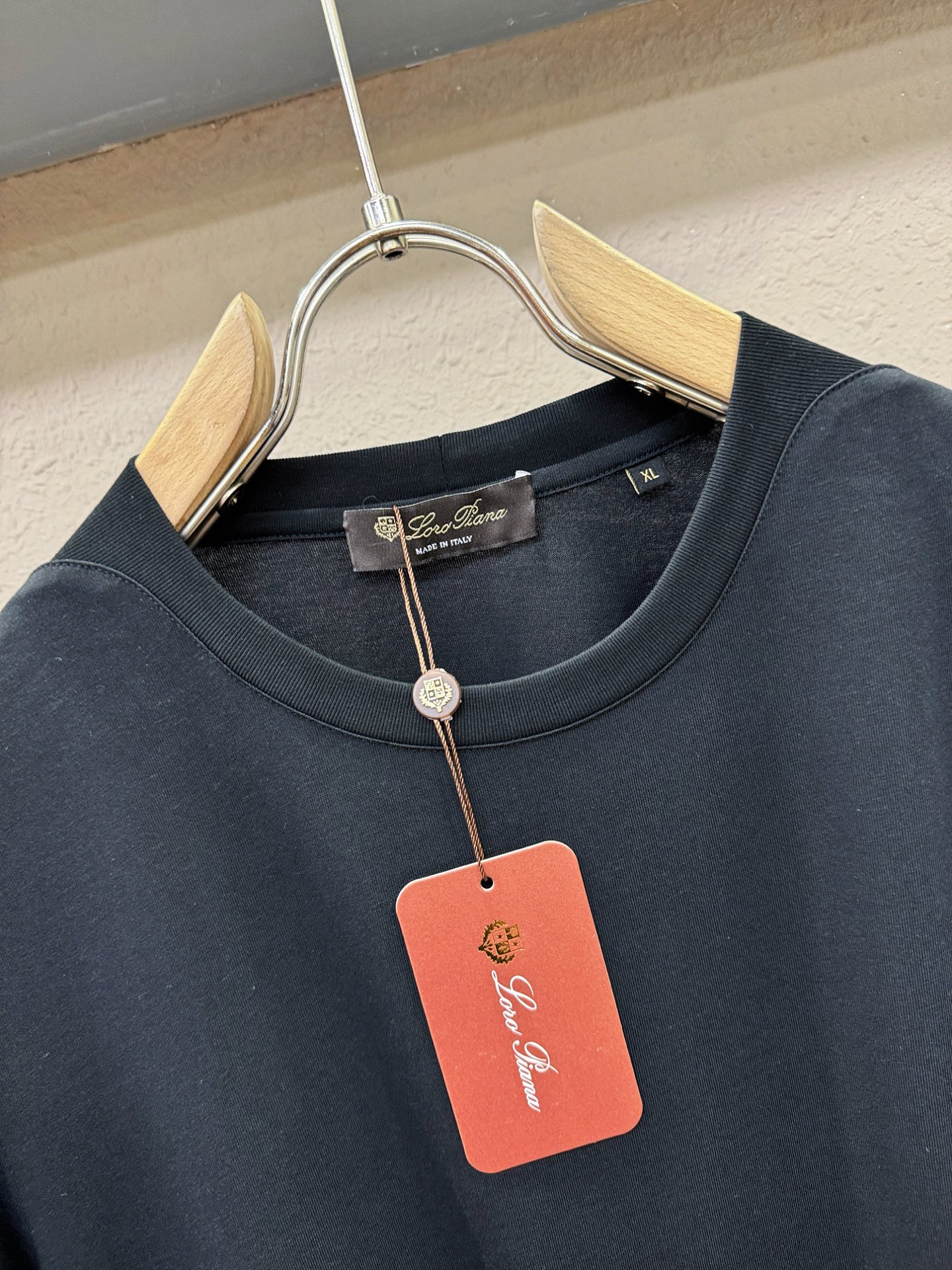 Loro Piana诺悠翩雅 顶级品质 2026新品短袖！面料采用麻料与桑蚕丝结合。手感柔软。顶级进口私