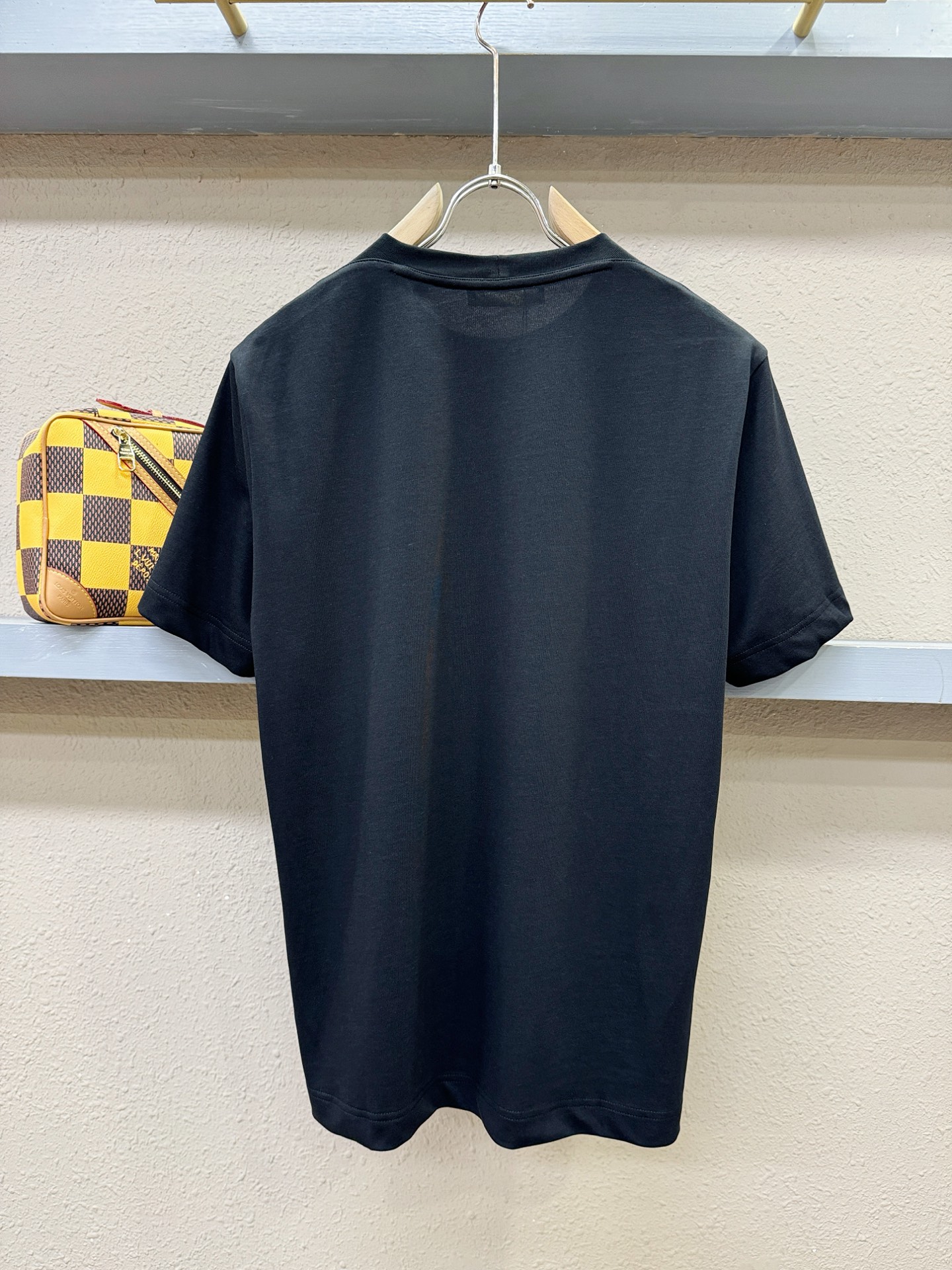 Loro Piana诺悠翩雅 顶级品质 2026新品短袖！面料采用麻料与桑蚕丝结合。手感柔软。顶级进口私