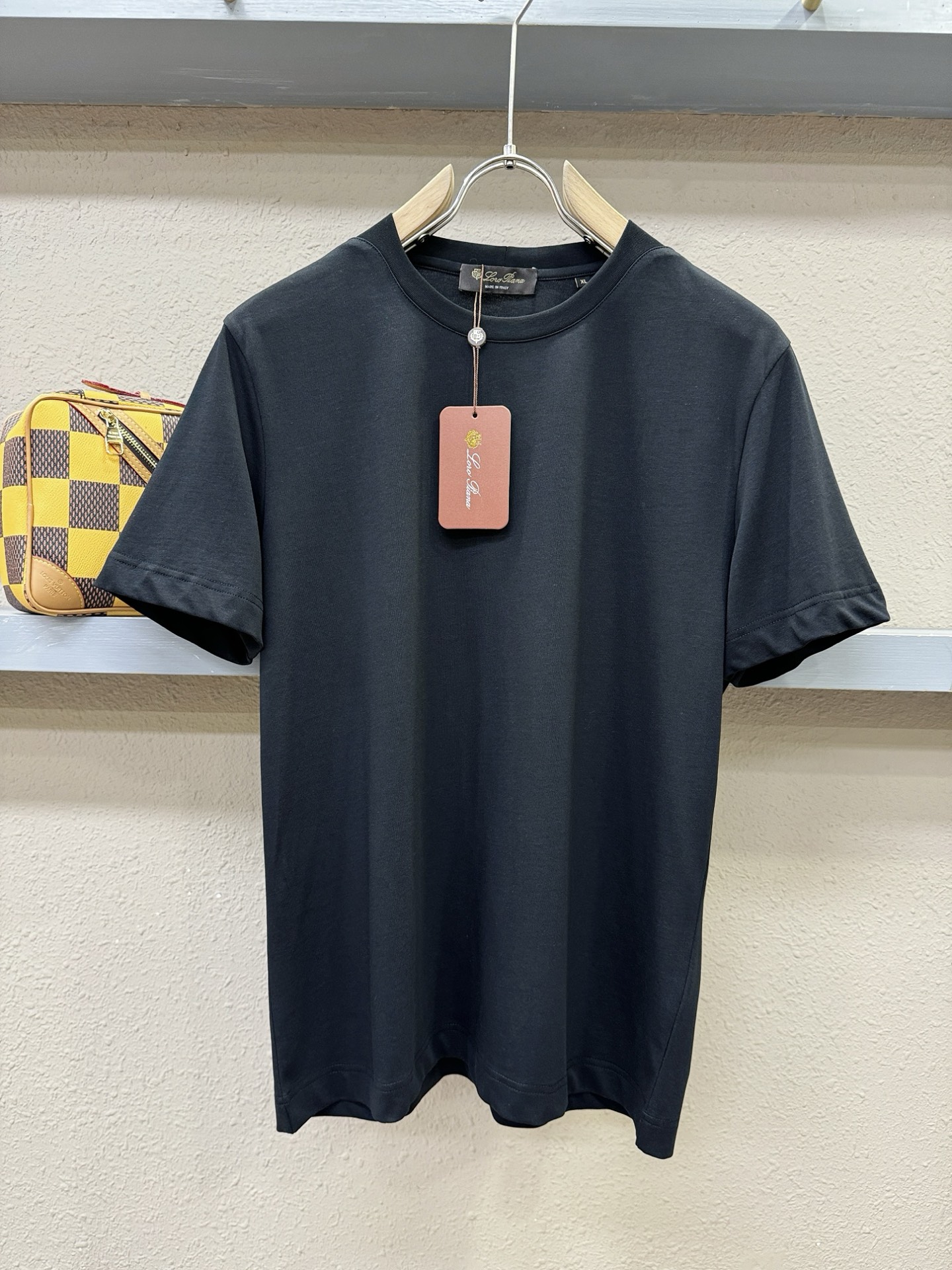 Loro Piana诺悠翩雅 顶级品质 2026新品短袖！面料采用麻料与桑蚕丝结合。手感柔软。顶级进口私