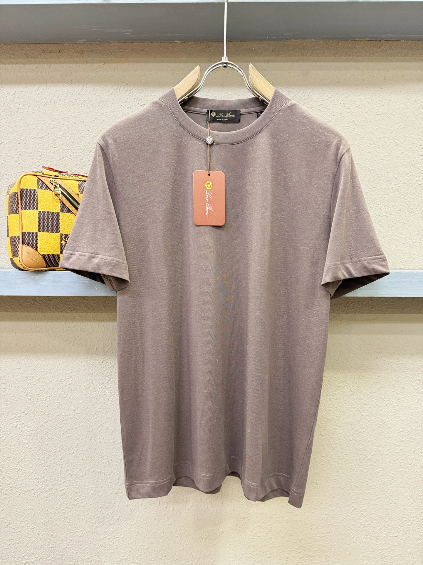 Loro Piana诺悠翩雅 顶级品质 2026新品短袖！面料采用麻料与桑蚕丝结合。手感柔软。顶级进口私