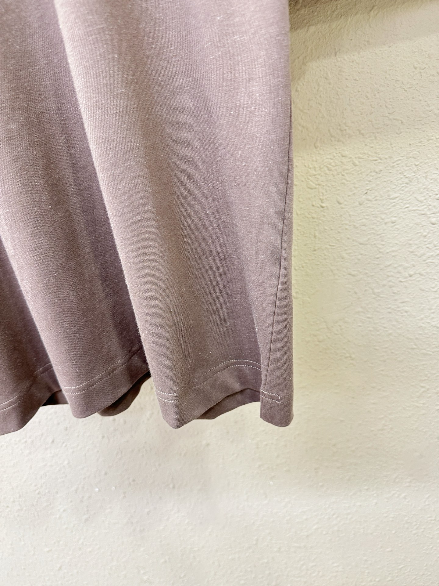 Loro Piana诺悠翩雅 顶级品质 2026新品短袖！面料采用麻料与桑蚕丝结合。手感柔软。顶级进口私