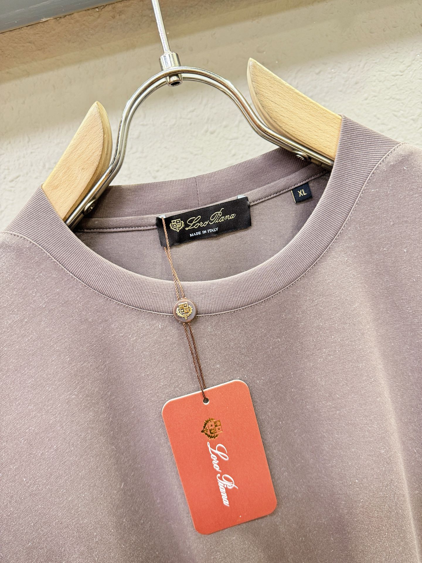 Loro Piana诺悠翩雅 顶级品质 2026新品短袖！面料采用麻料与桑蚕丝结合。手感柔软。顶级进口私