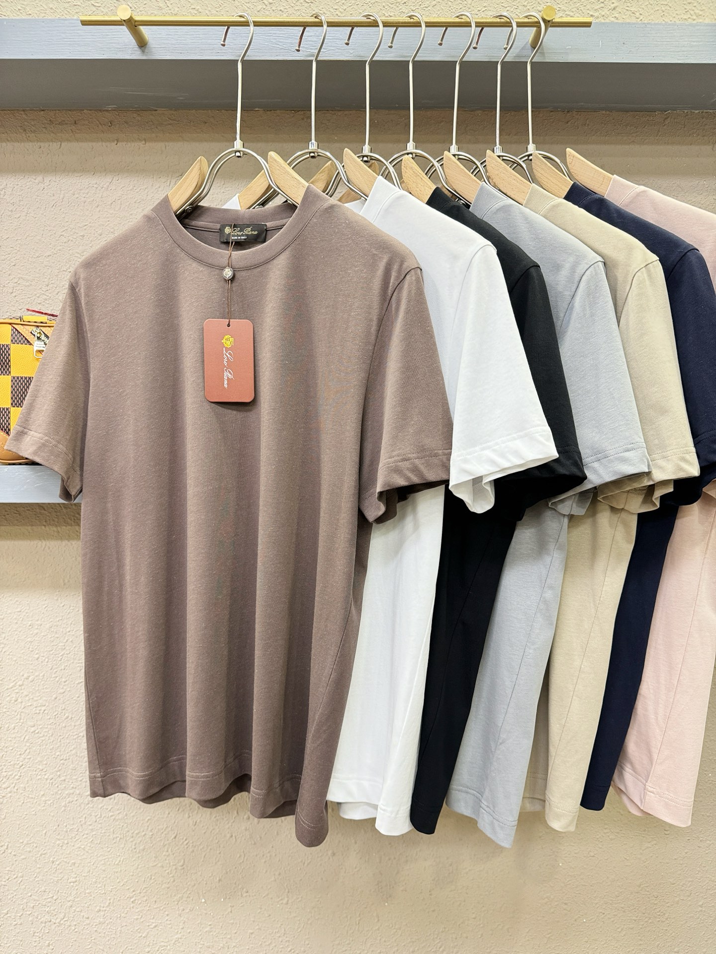 Loro Piana诺悠翩雅 顶级品质 2026新品短袖！面料采用麻料与桑蚕丝结合。手感柔软。顶级进口私