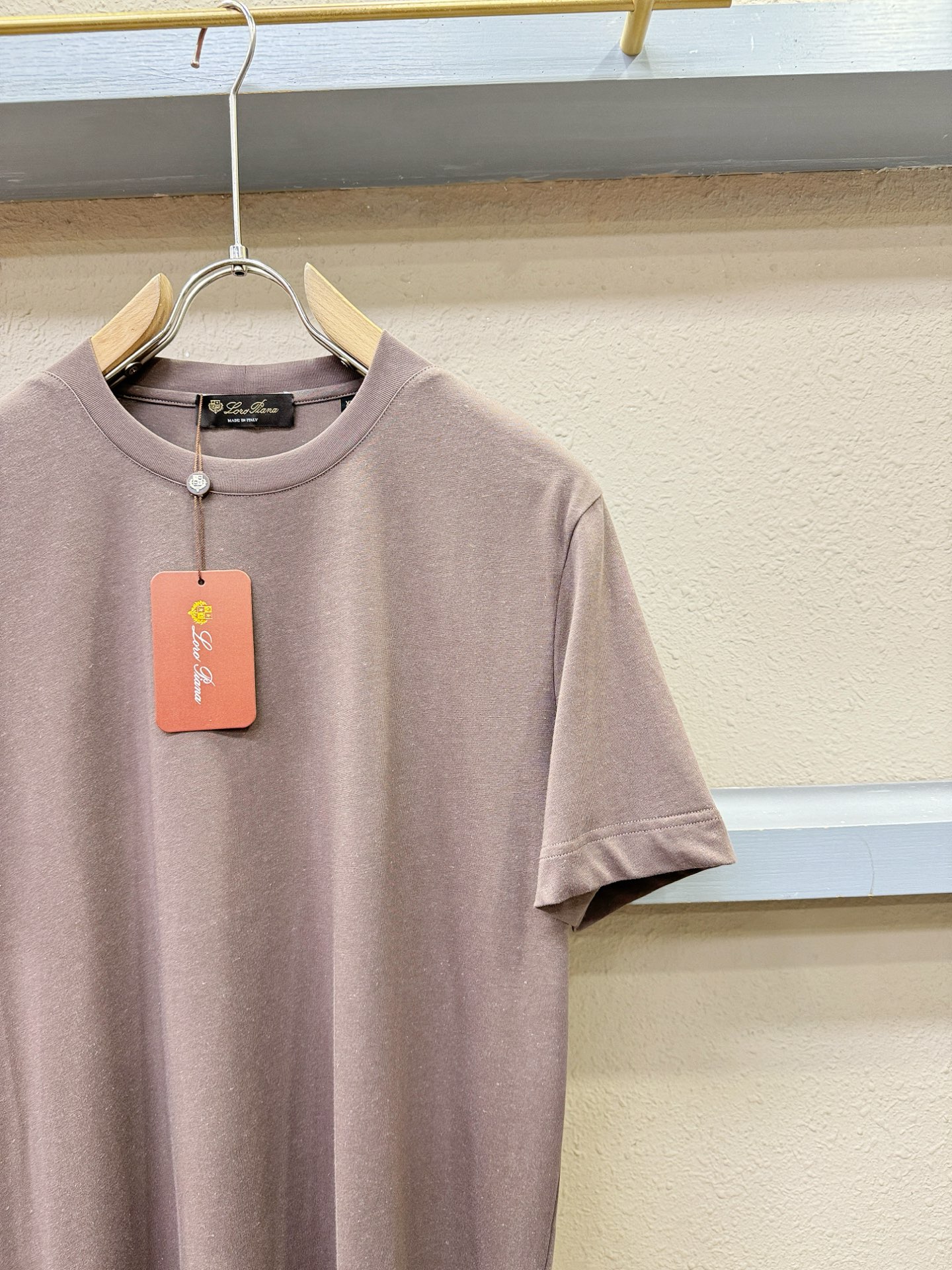 Loro Piana诺悠翩雅 顶级品质 2026新品短袖！面料采用麻料与桑蚕丝结合。手感柔软。顶级进口私