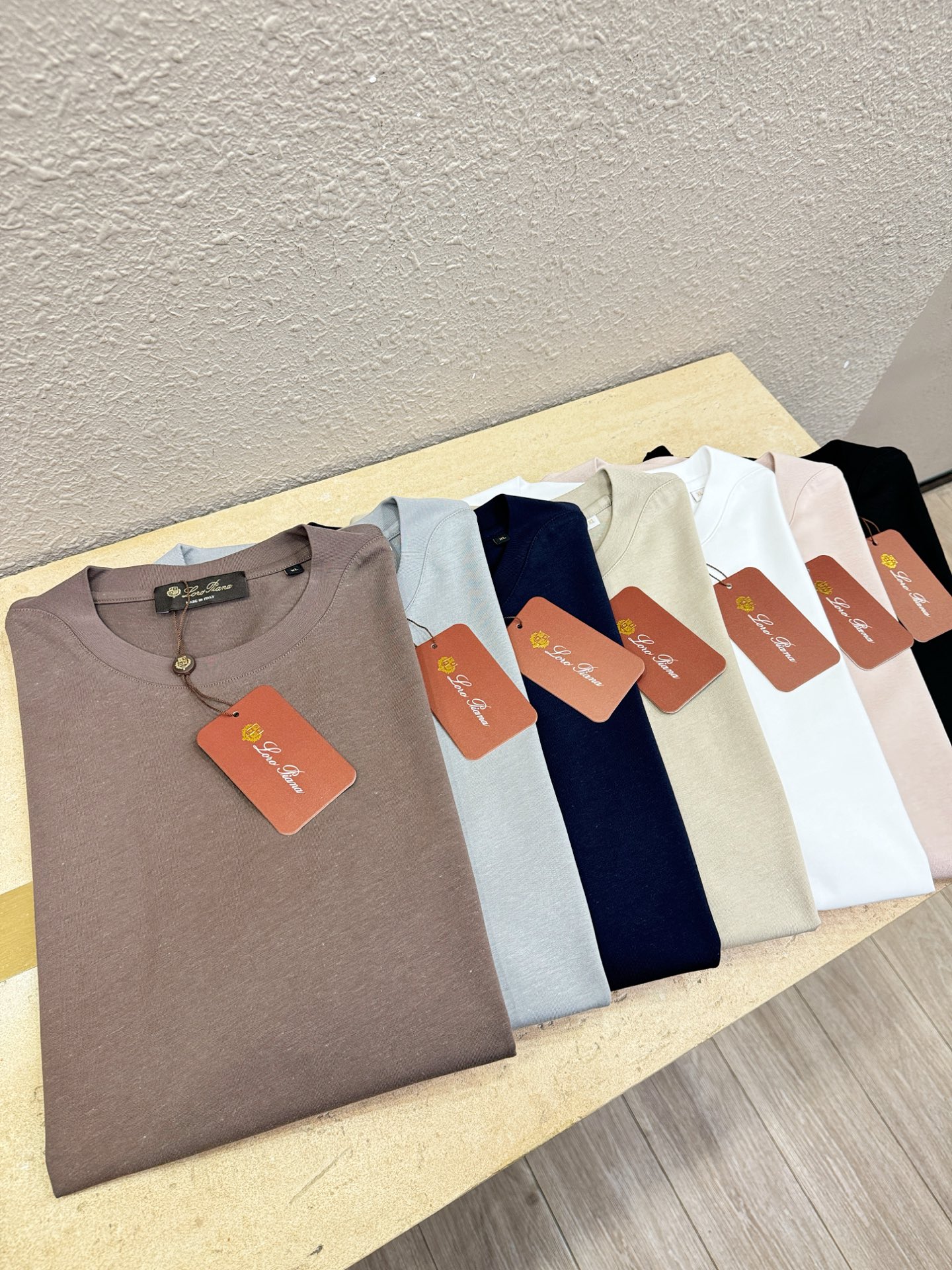 Loro Piana诺悠翩雅 顶级品质 2026新品短袖！面料采用麻料与桑蚕丝结合。手感柔软。顶级进口私