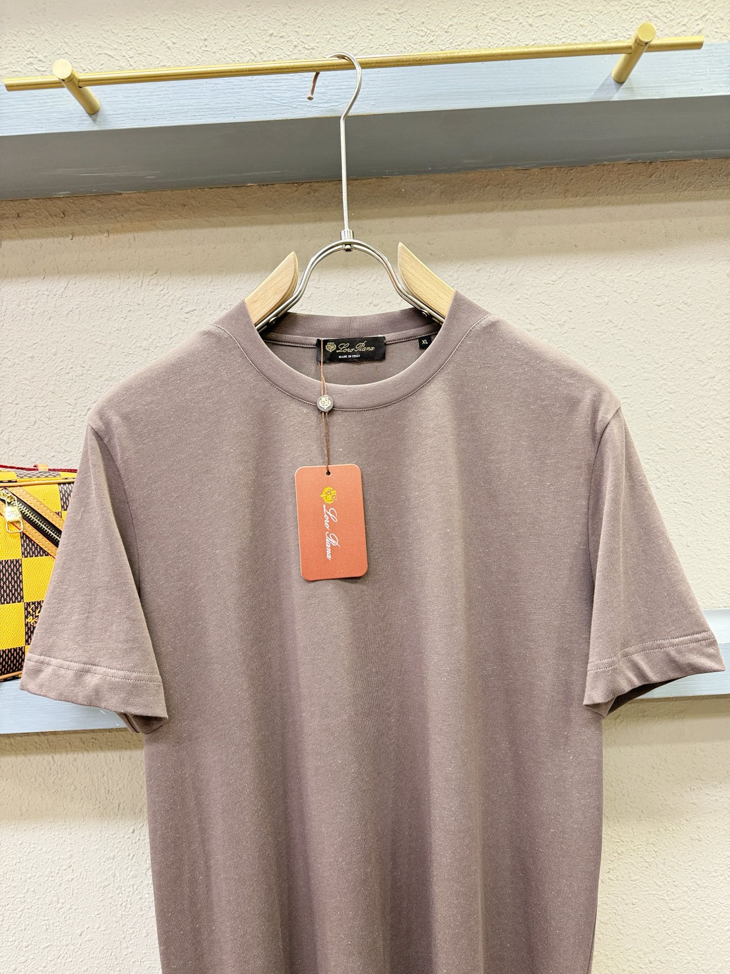 Loro Piana诺悠翩雅 顶级品质 2026新品短袖！面料采用麻料与桑蚕丝结合。手感柔软。顶级进口私