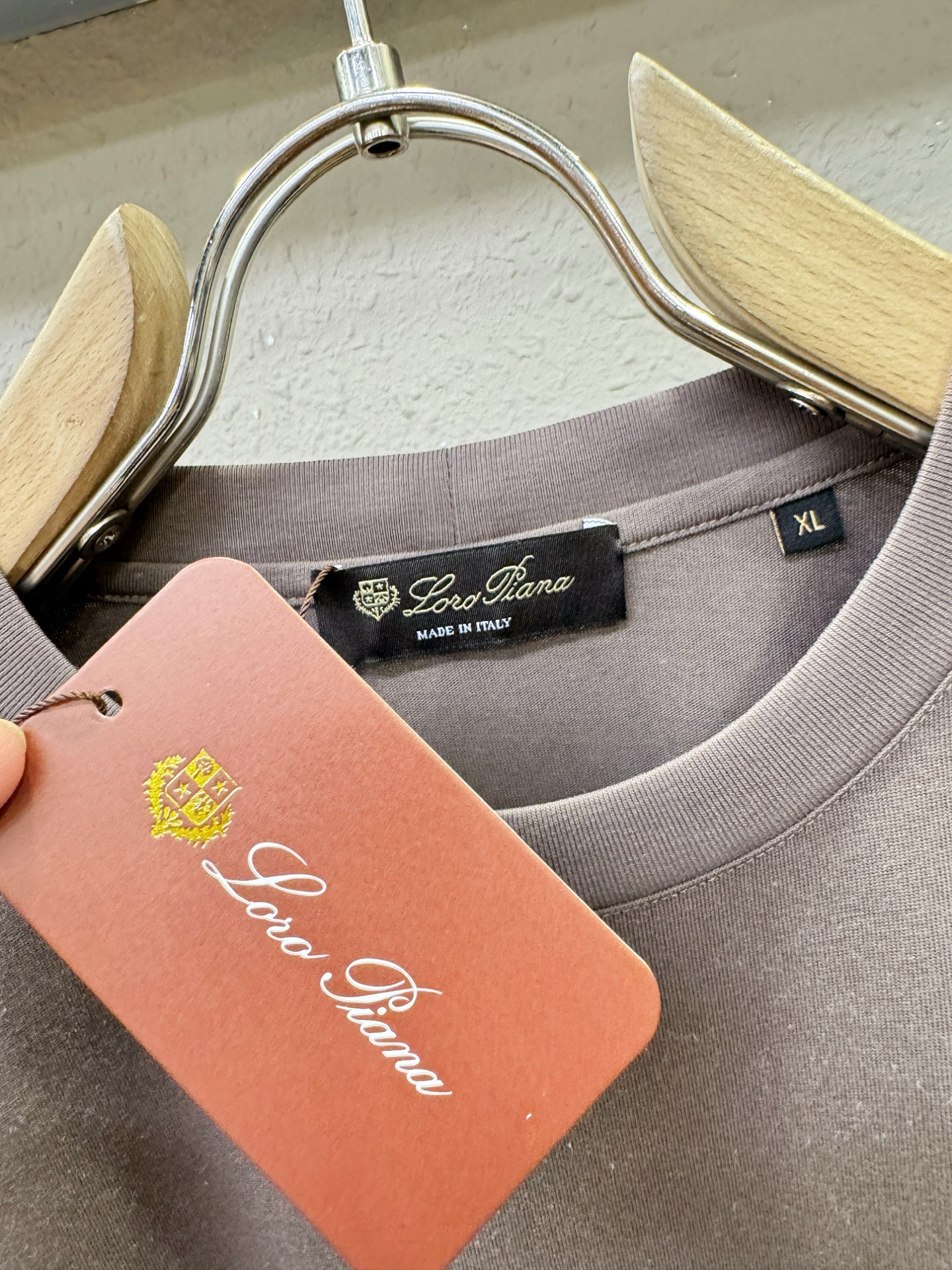 Loro Piana诺悠翩雅 顶级品质 2026新品短袖！面料采用麻料与桑蚕丝结合。手感柔软。顶级进口私