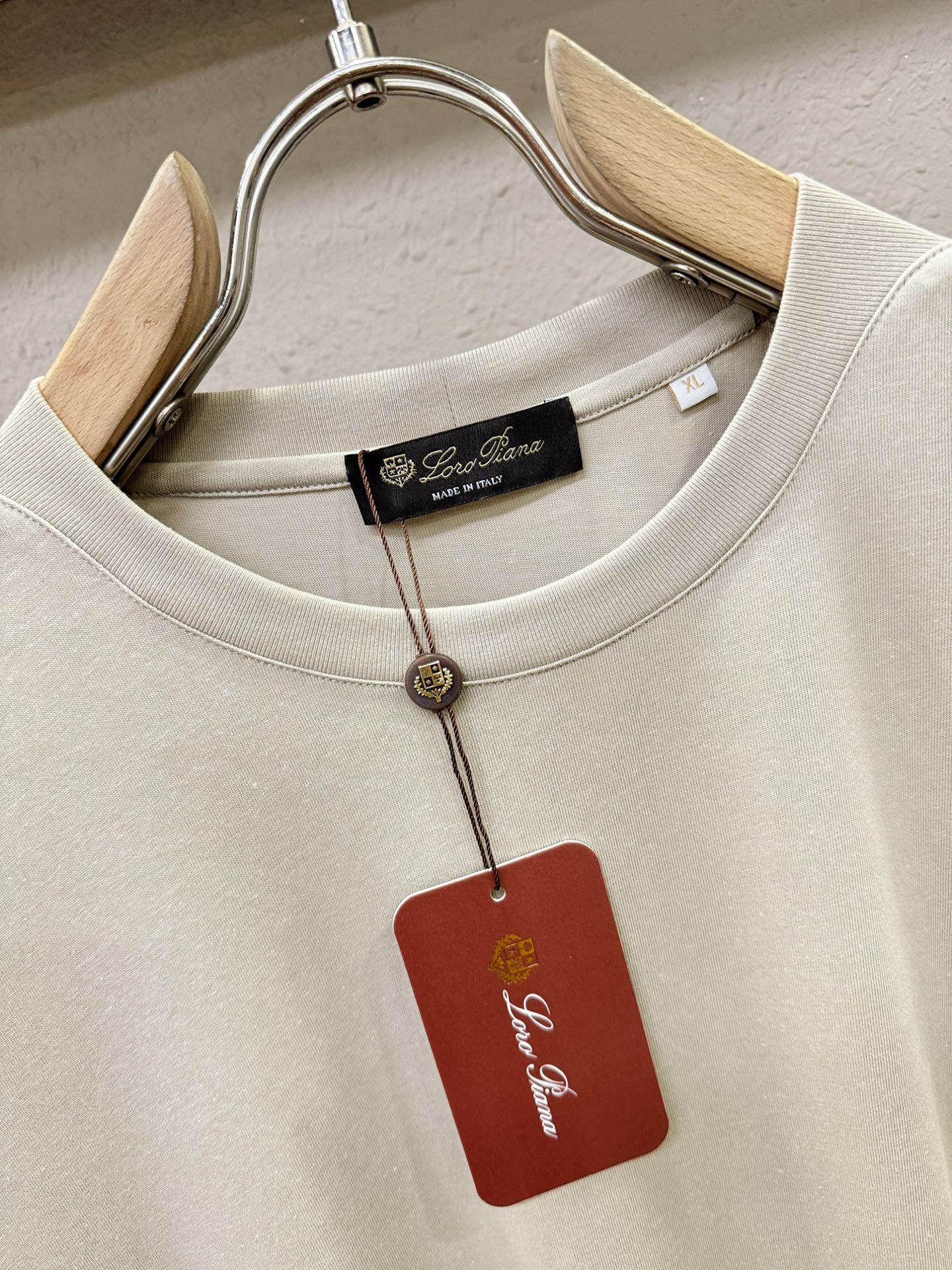 Loro Piana诺悠翩雅 顶级品质 2026新品短袖！面料采用麻料与桑蚕丝结合。手感柔软。顶级进口私