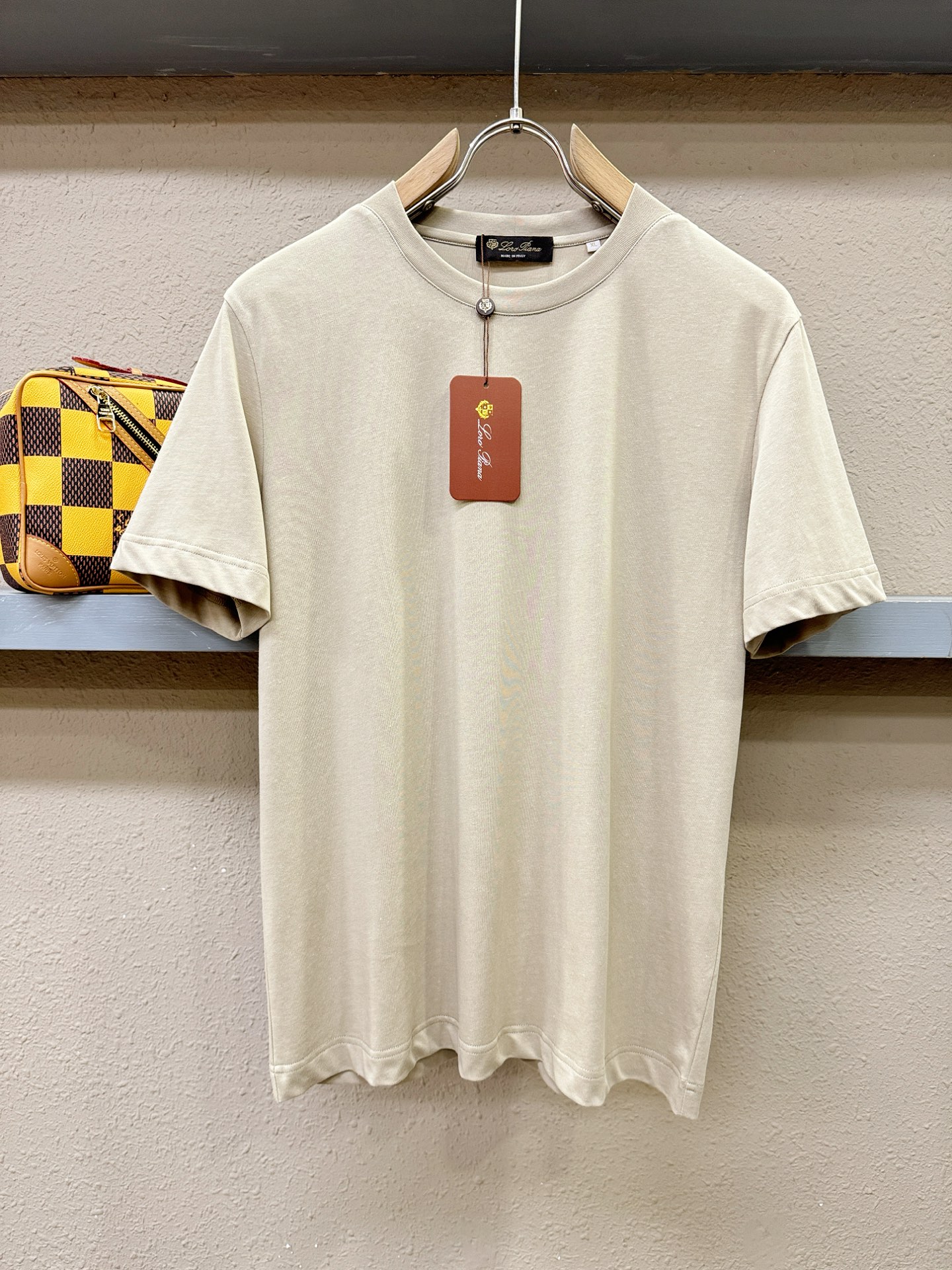 Loro Piana诺悠翩雅 顶级品质 2026新品短袖！面料采用麻料与桑蚕丝结合。手感柔软。顶级进口私