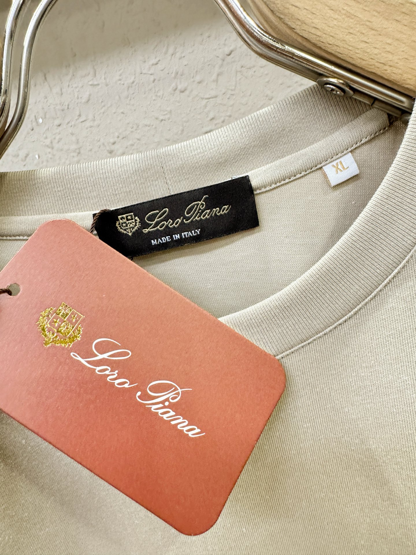 Loro Piana诺悠翩雅 顶级品质 2026新品短袖！面料采用麻料与桑蚕丝结合。手感柔软。顶级进口私