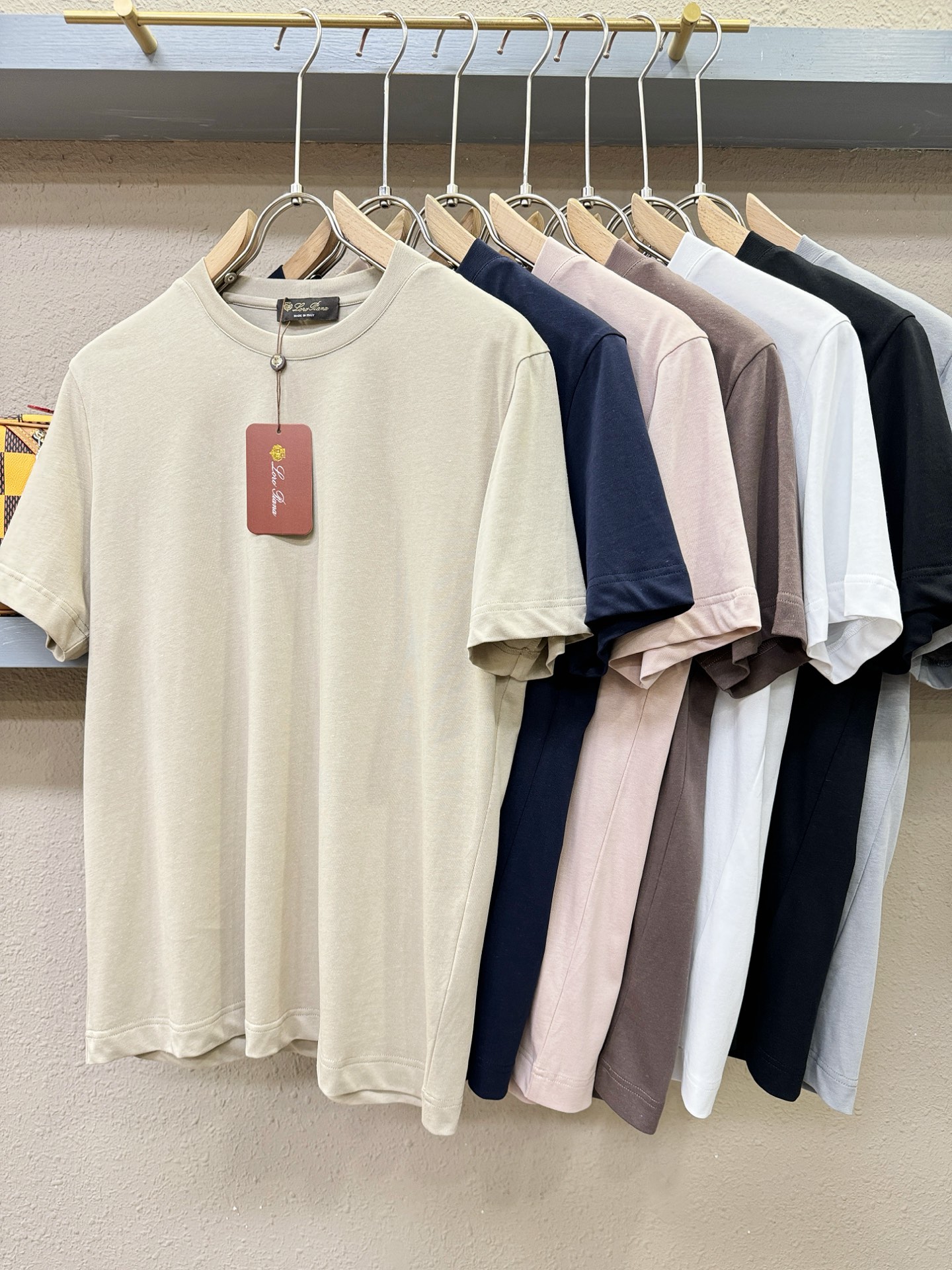 Loro Piana诺悠翩雅 顶级品质 2026新品短袖！面料采用麻料与桑蚕丝结合。手感柔软。顶级进口私