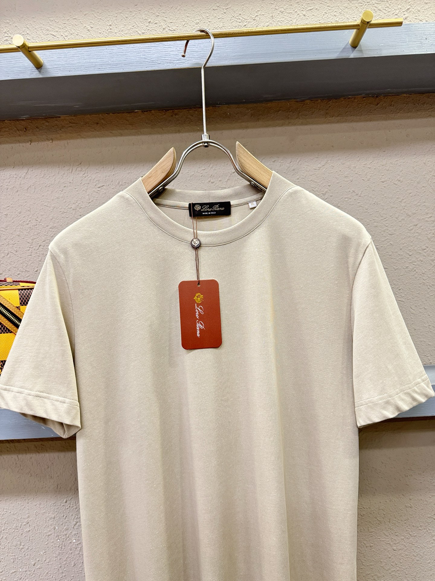 Loro Piana诺悠翩雅 顶级品质 2026新品短袖！面料采用麻料与桑蚕丝结合。手感柔软。顶级进口私