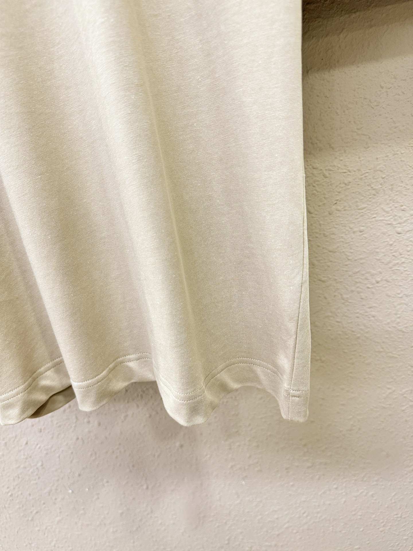 Loro Piana诺悠翩雅 顶级品质 2026新品短袖！面料采用麻料与桑蚕丝结合。手感柔软。顶级进口私