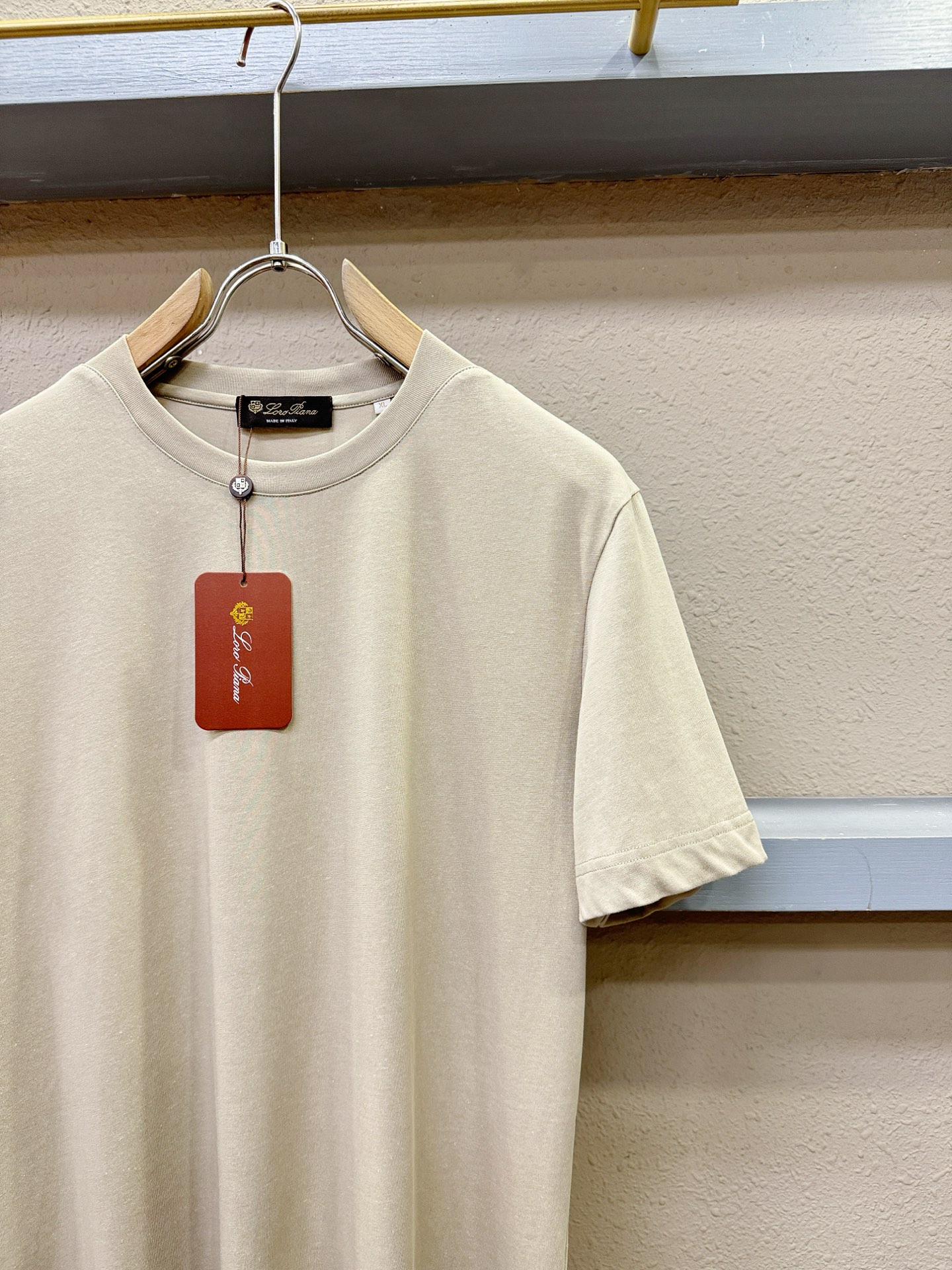 Loro Piana诺悠翩雅 顶级品质 2026新品短袖！面料采用麻料与桑蚕丝结合。手感柔软。顶级进口私