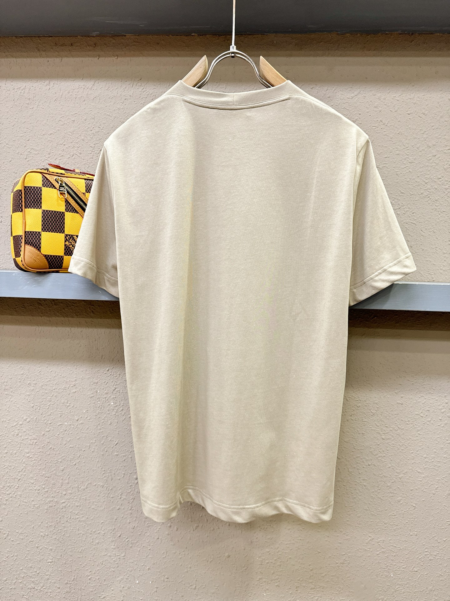 Loro Piana诺悠翩雅 顶级品质 2026新品短袖！面料采用麻料与桑蚕丝结合。手感柔软。顶级进口私