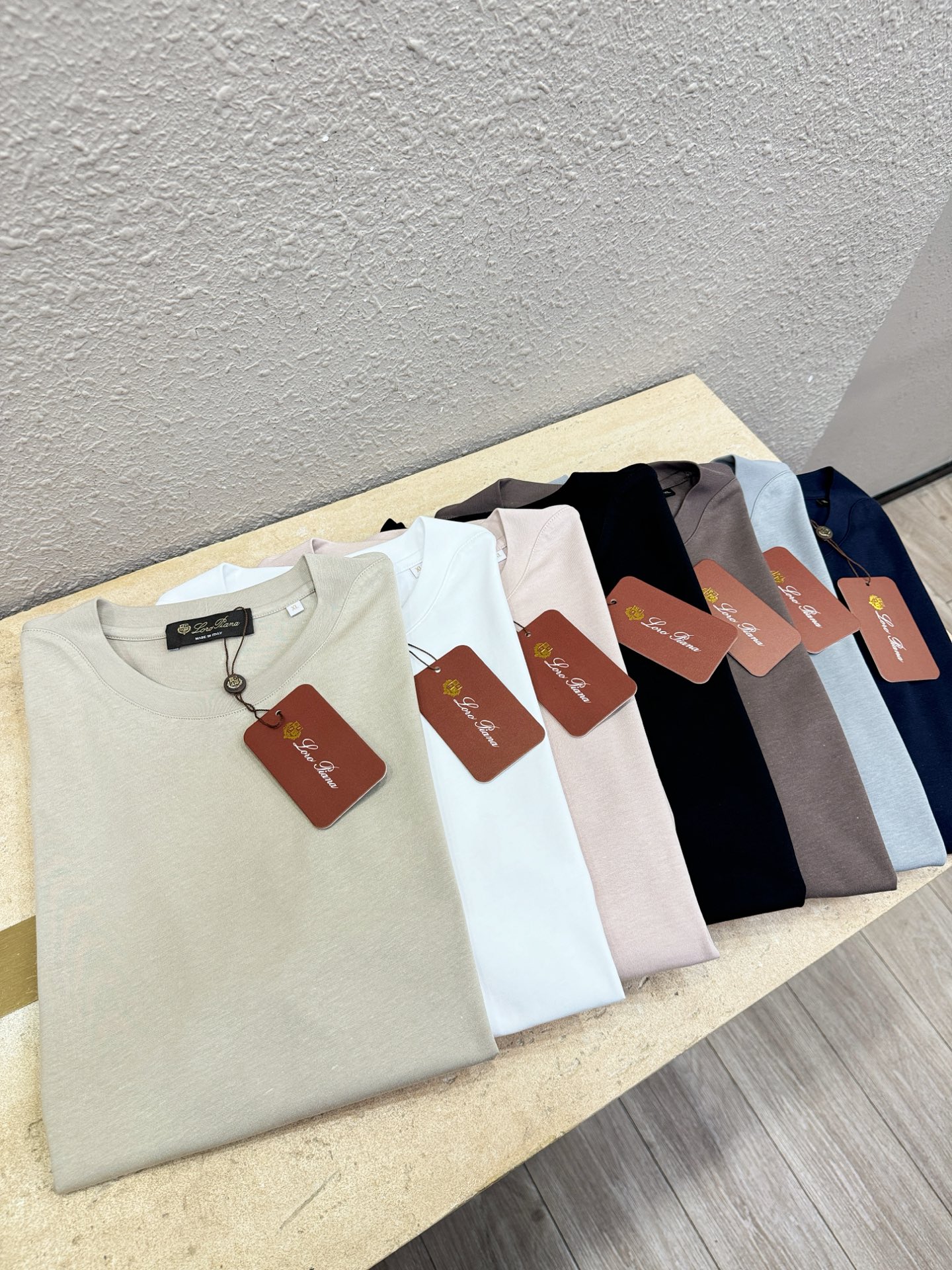 Loro Piana诺悠翩雅 顶级品质 2026新品短袖！面料采用麻料与桑蚕丝结合。手感柔软。顶级进口私