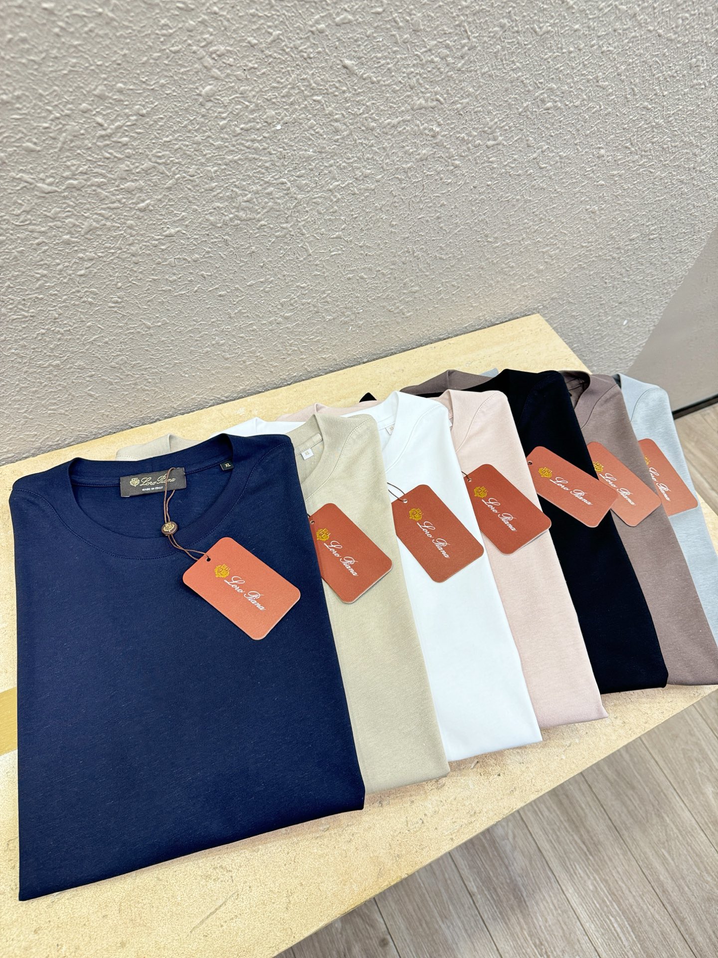 Loro Piana诺悠翩雅 顶级品质 2026新品短袖！面料采用麻料与桑蚕丝结合。手感柔软。顶级进口私