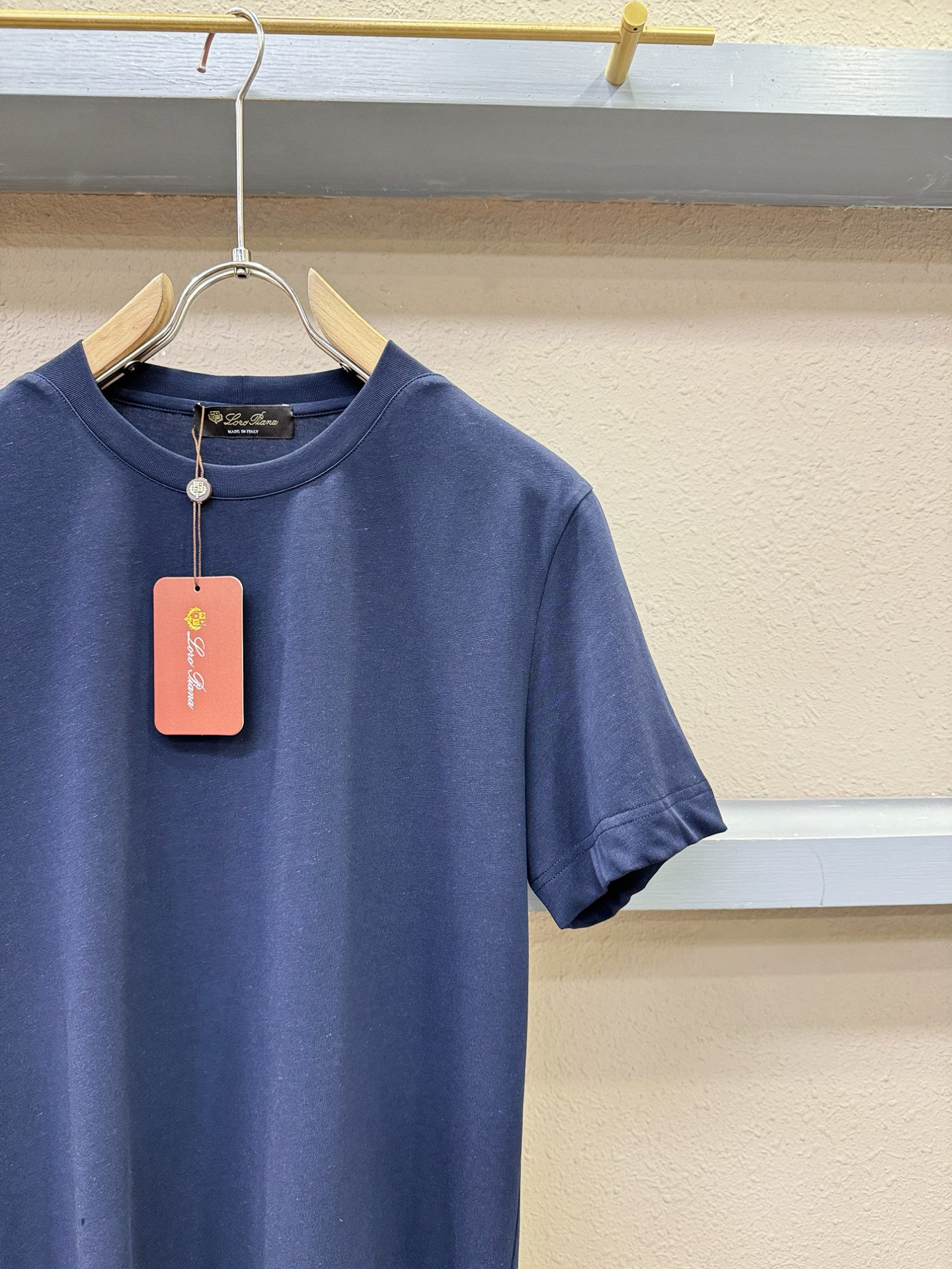 Loro Piana诺悠翩雅 顶级品质 2026新品短袖！面料采用麻料与桑蚕丝结合。手感柔软。顶级进口私