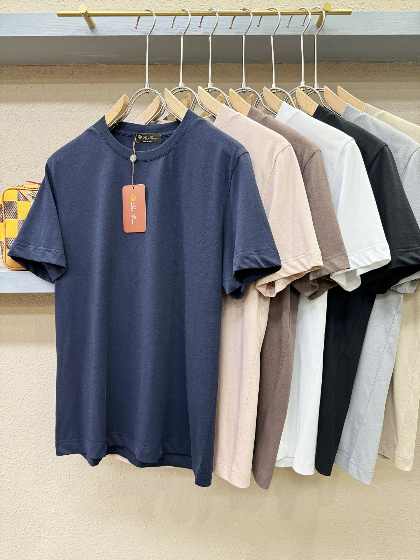 Loro Piana诺悠翩雅 顶级品质 2026新品短袖！面料采用麻料与桑蚕丝结合。手感柔软。顶级进口私