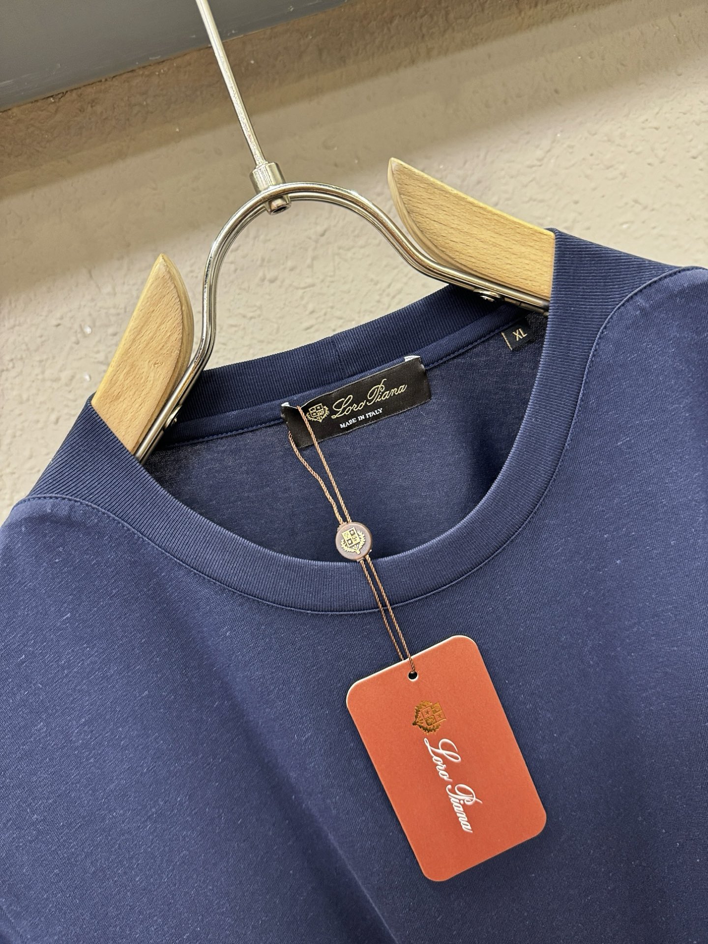 Loro Piana诺悠翩雅 顶级品质 2026新品短袖！面料采用麻料与桑蚕丝结合。手感柔软。顶级进口私