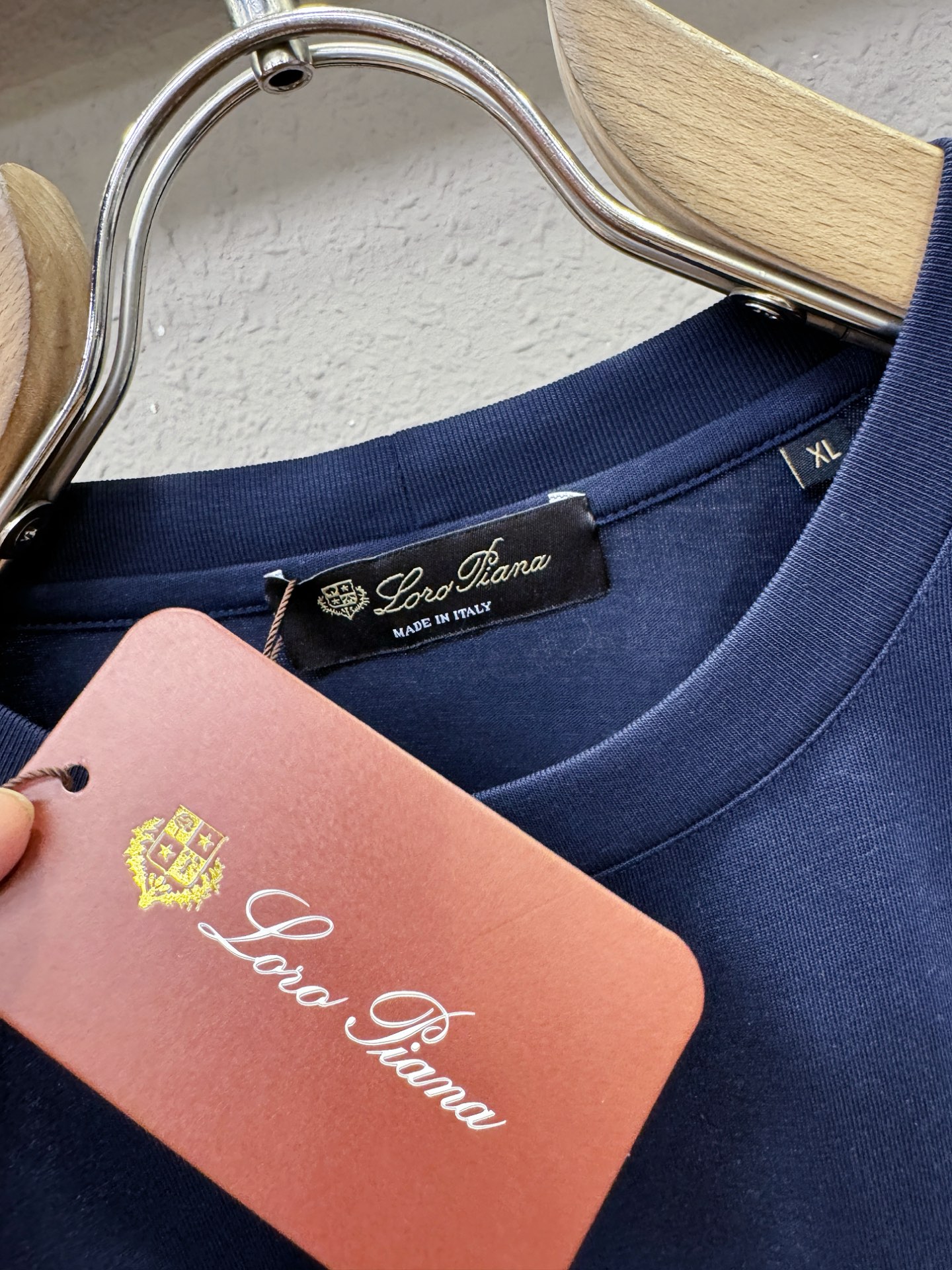 Loro Piana诺悠翩雅 顶级品质 2026新品短袖！面料采用麻料与桑蚕丝结合。手感柔软。顶级进口私