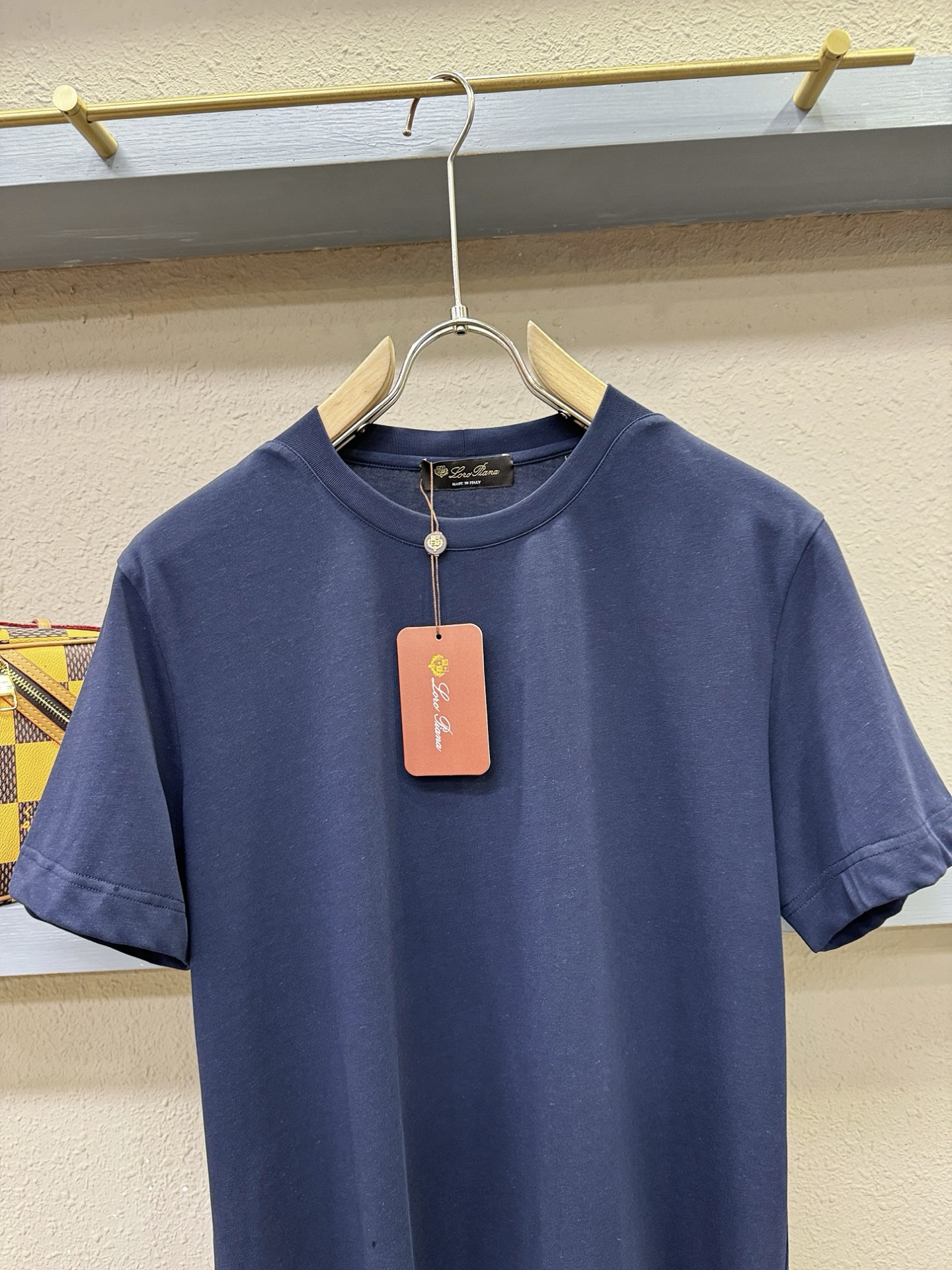 Loro Piana诺悠翩雅 顶级品质 2026新品短袖！面料采用麻料与桑蚕丝结合。手感柔软。顶级进口私