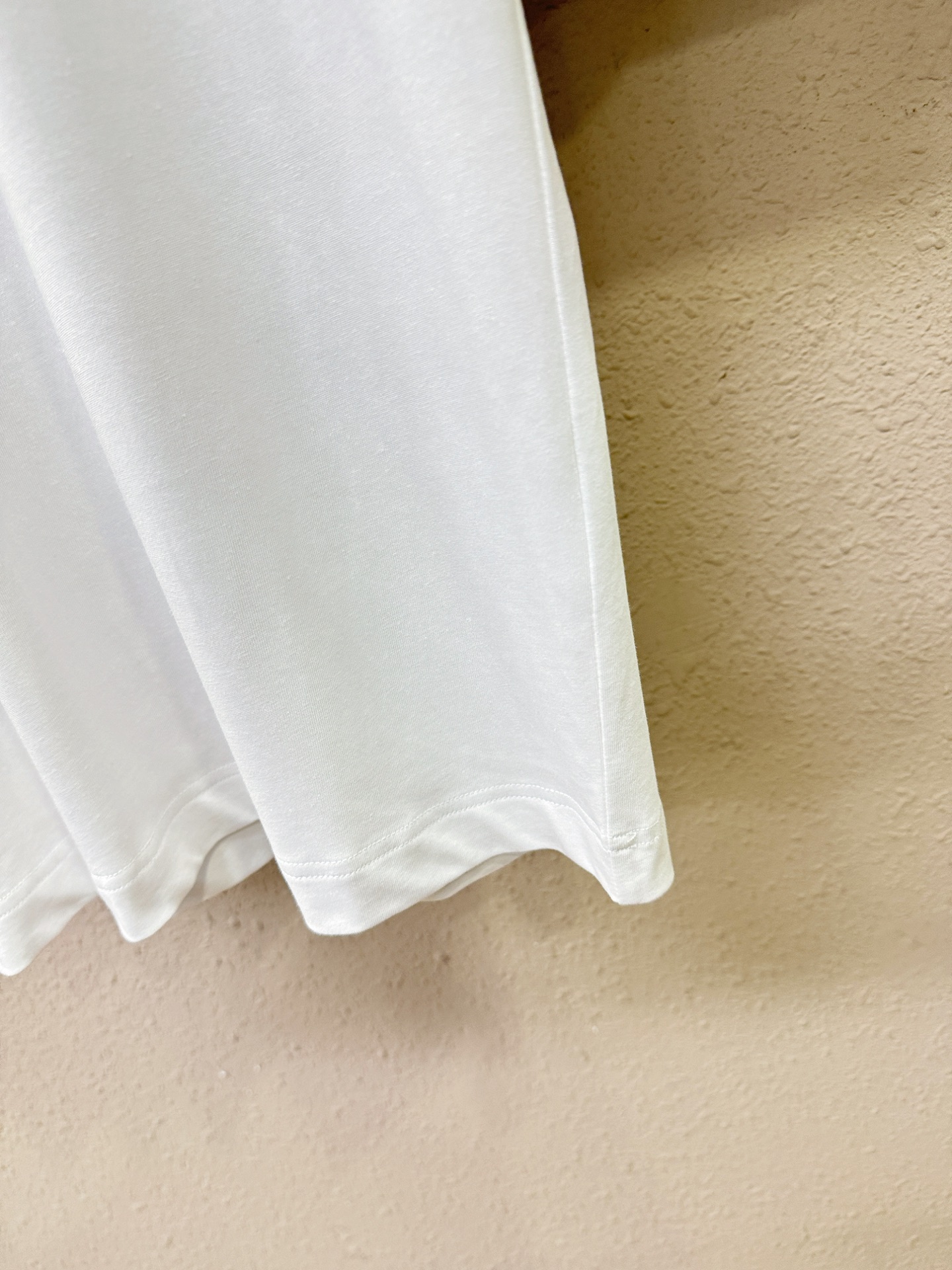 Loro Piana诺悠翩雅 顶级品质 2026新品短袖！面料采用麻料与桑蚕丝结合。手感柔软。顶级进口私